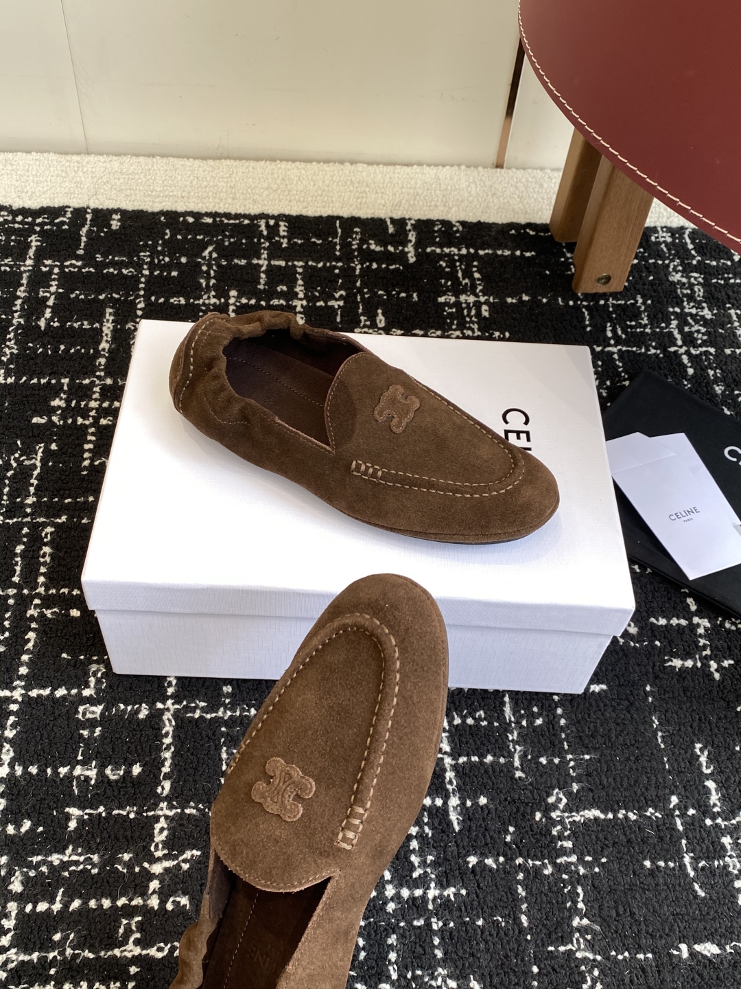 代购级
Celine 25ss 新款 一脚蹬 超级舒适 乐福鞋

今年必须要入手一双celine乐福鞋 