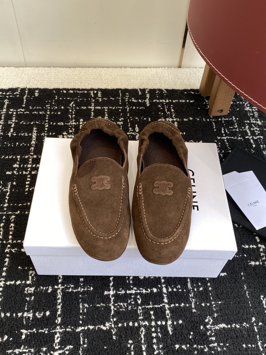 代购级
Celine 25ss 新款 一脚蹬 超级舒适 乐福鞋

今年必须要入手一双celine乐福鞋 
