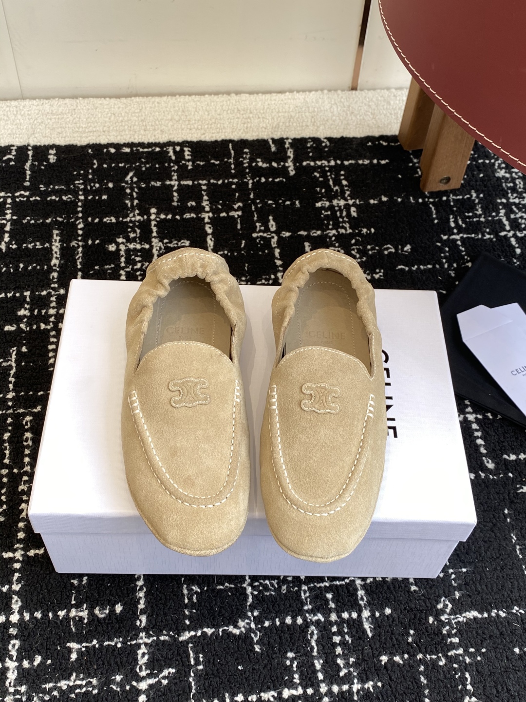 代购级
Celine 25ss 新款 一脚蹬 超级舒适 乐福鞋

今年必须要入手一双celine乐福鞋 