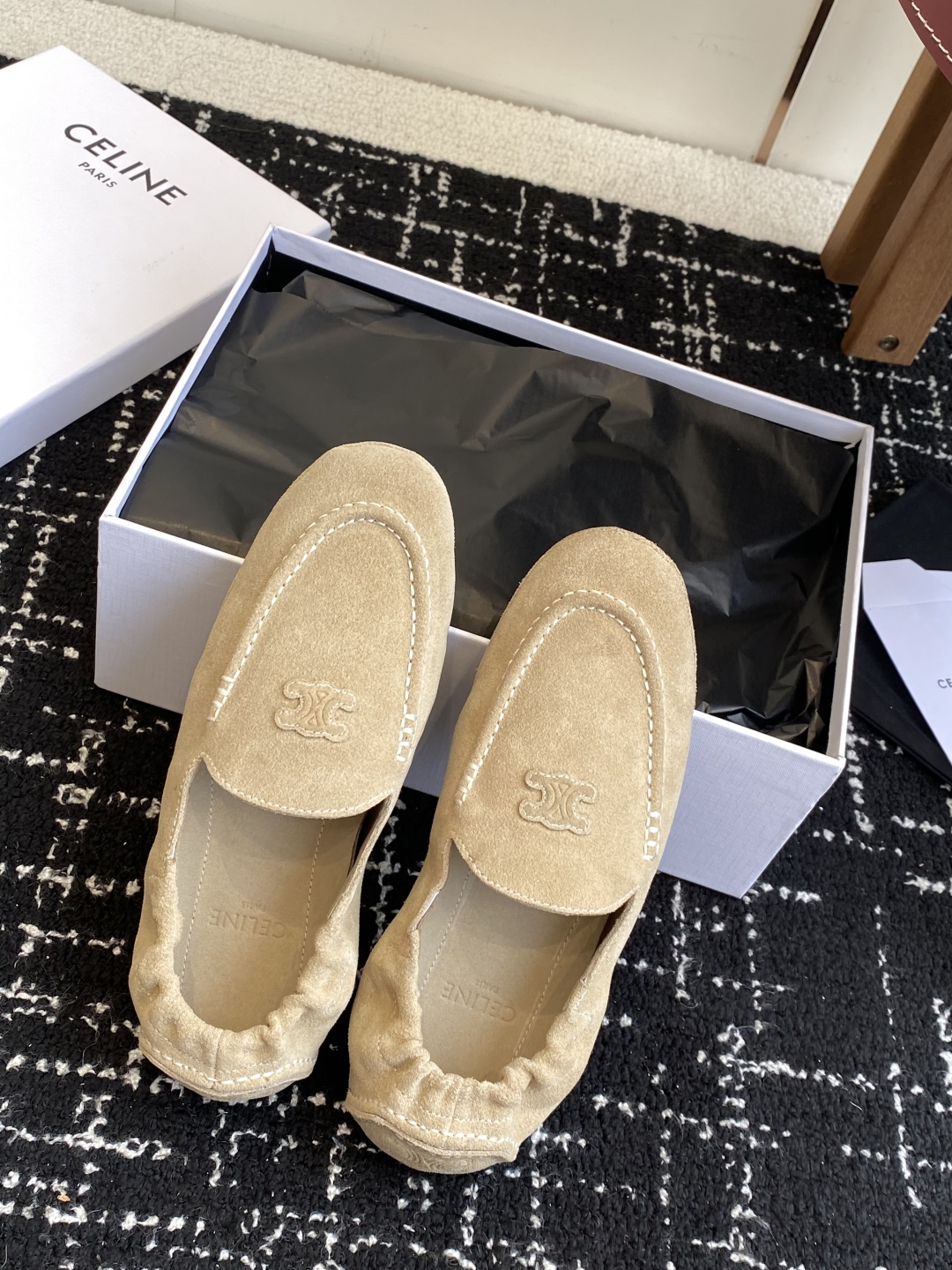 代购级
Celine 25ss 新款 一脚蹬 超级舒适 乐福鞋

今年必须要入手一双celine乐福鞋 