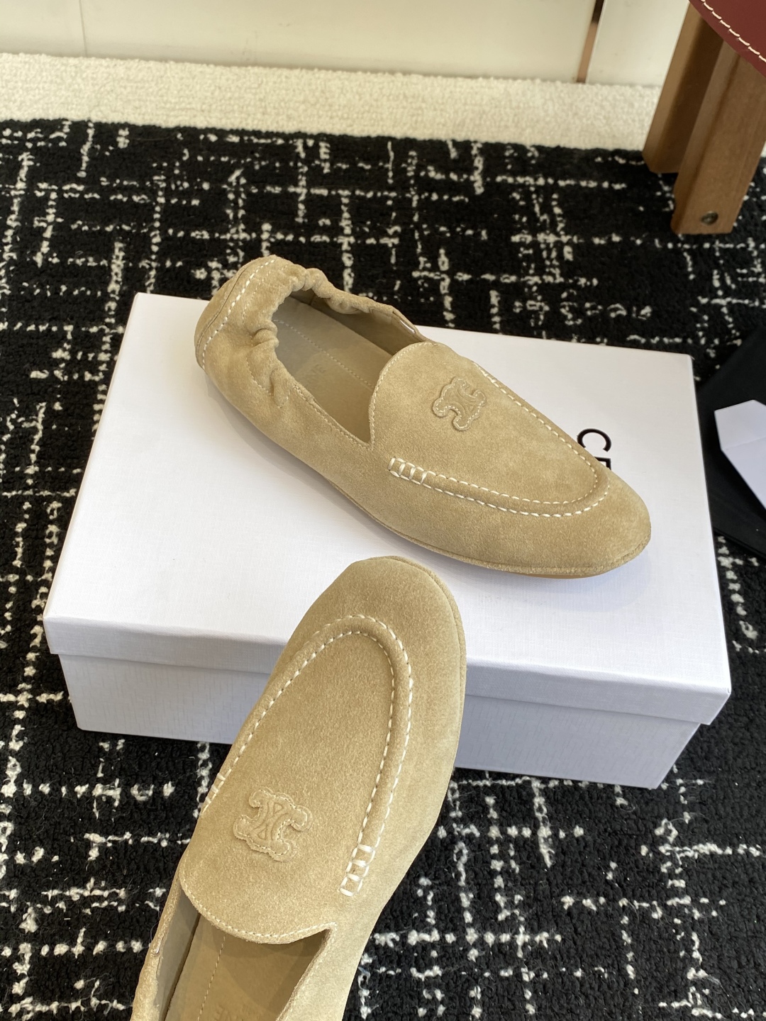代购级
Celine 25ss 新款 一脚蹬 超级舒适 乐福鞋

今年必须要入手一双celine乐福鞋 