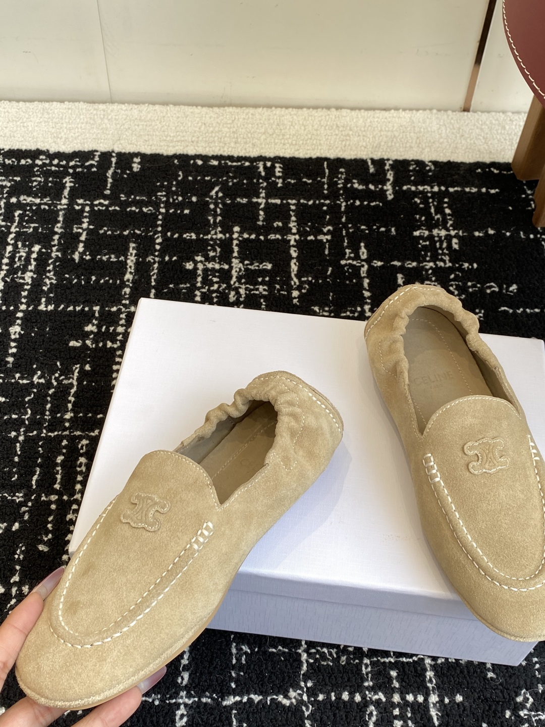 代购级
Celine 25ss 新款 一脚蹬 超级舒适 乐福鞋

今年必须要入手一双celine乐福鞋 
