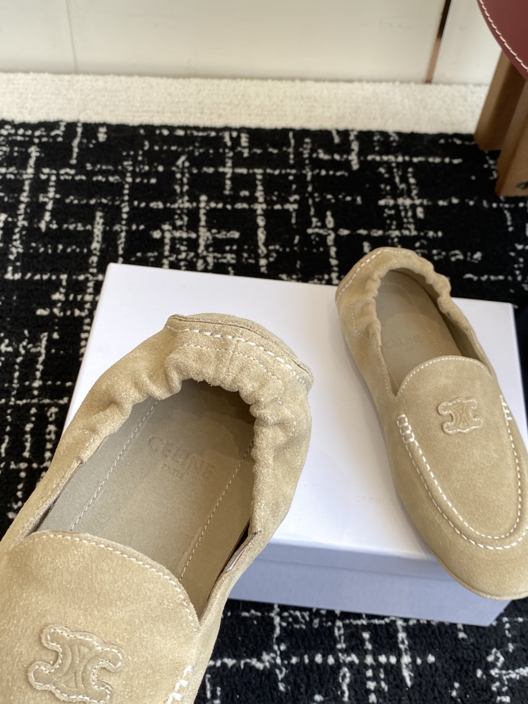 代购级
Celine 25ss 新款 一脚蹬 超级舒适 乐福鞋

今年必须要入手一双celine乐福鞋 