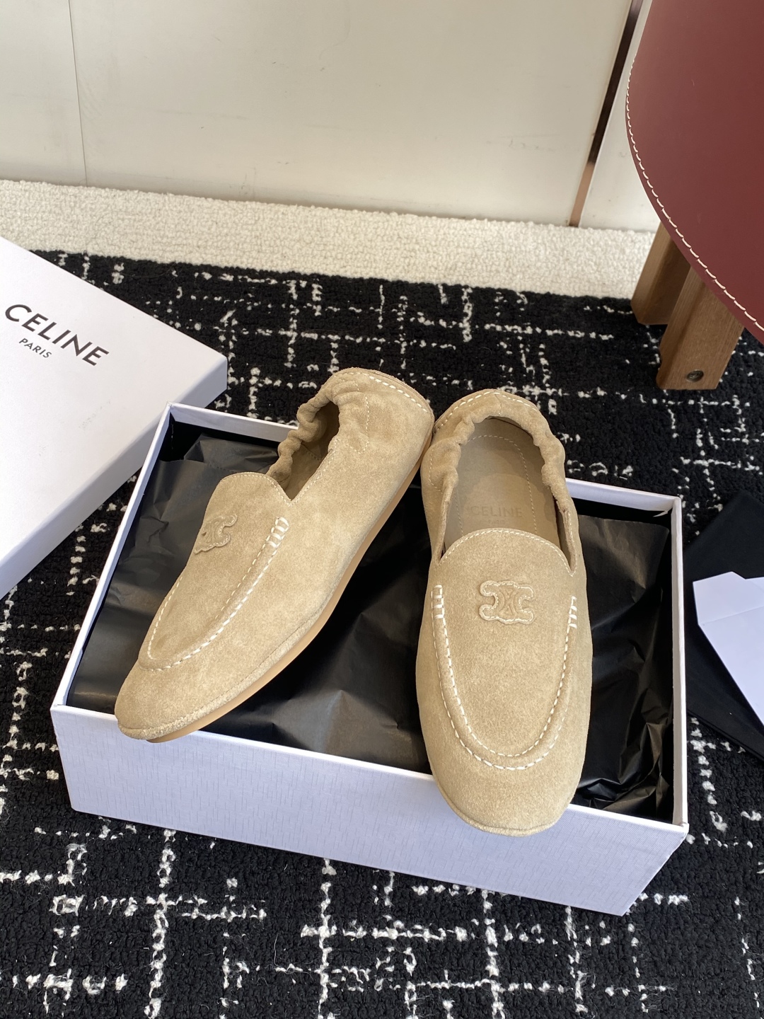 代购级
Celine 25ss 新款 一脚蹬 超级舒适 乐福鞋

今年必须要入手一双celine乐福鞋 