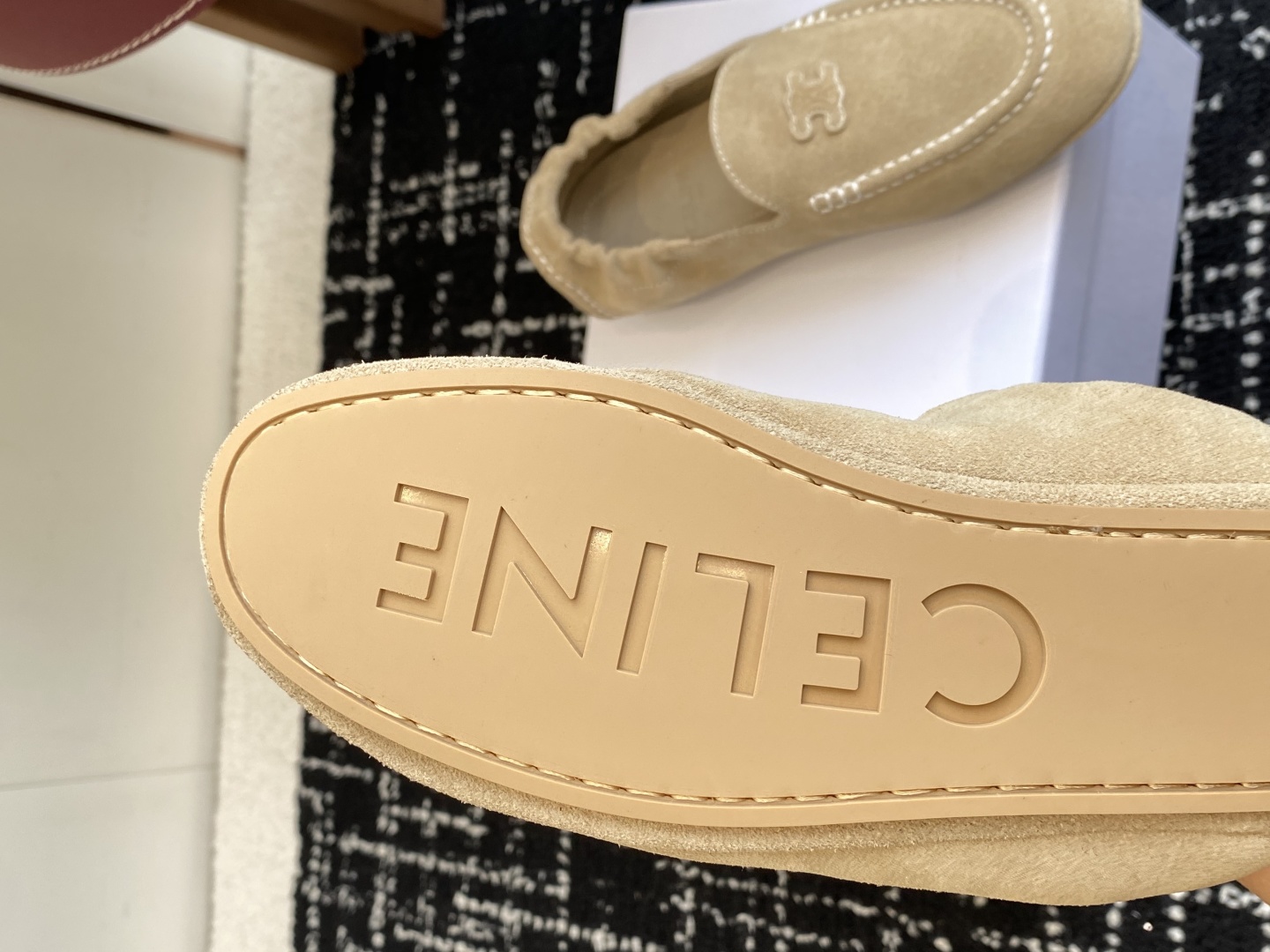 代购级
Celine 25ss 新款 一脚蹬 超级舒适 乐福鞋

今年必须要入手一双celine乐福鞋 