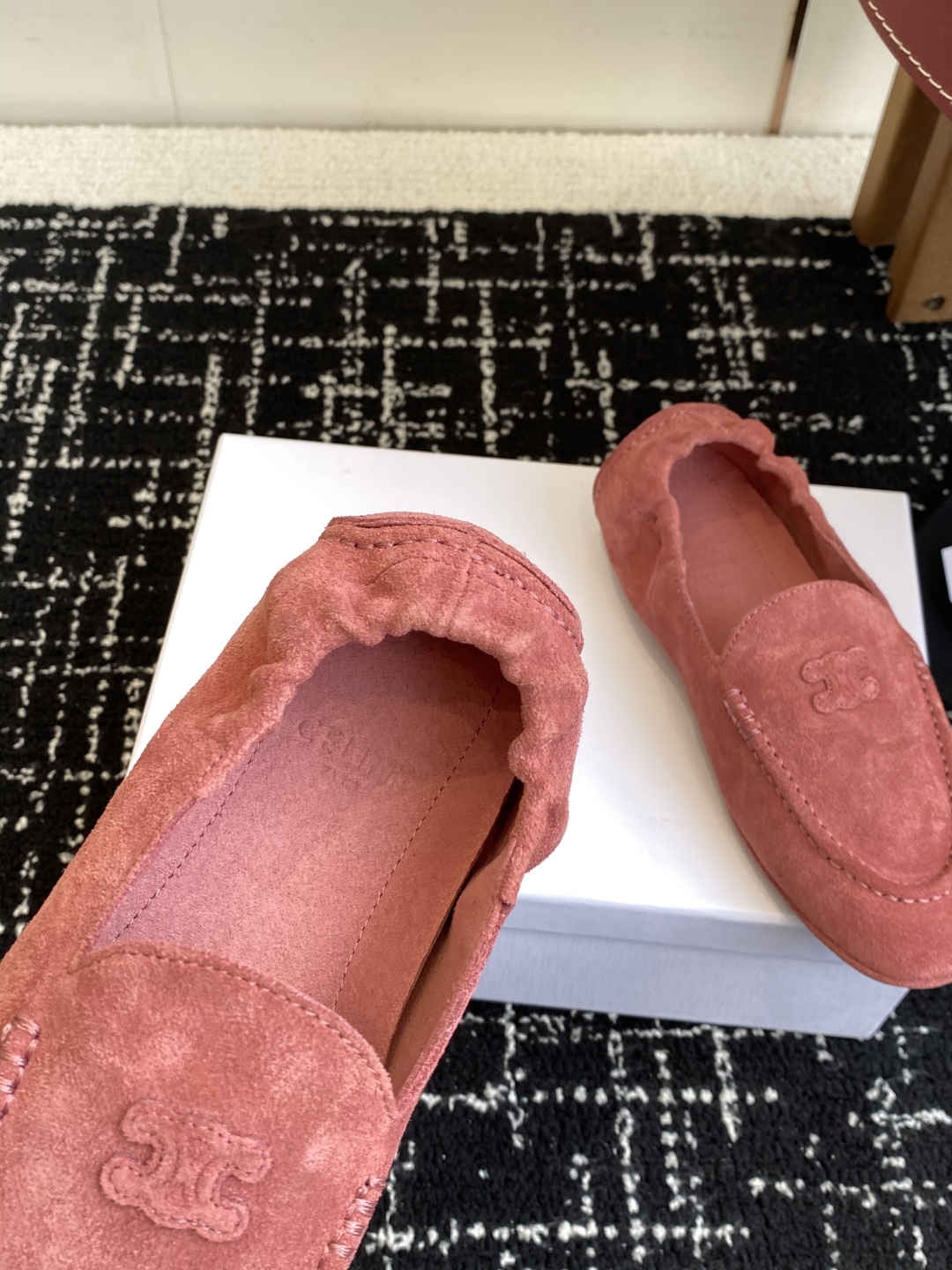 代购级
Celine 25ss 新款 一脚蹬 超级舒适 乐福鞋

今年必须要入手一双celine乐福鞋 