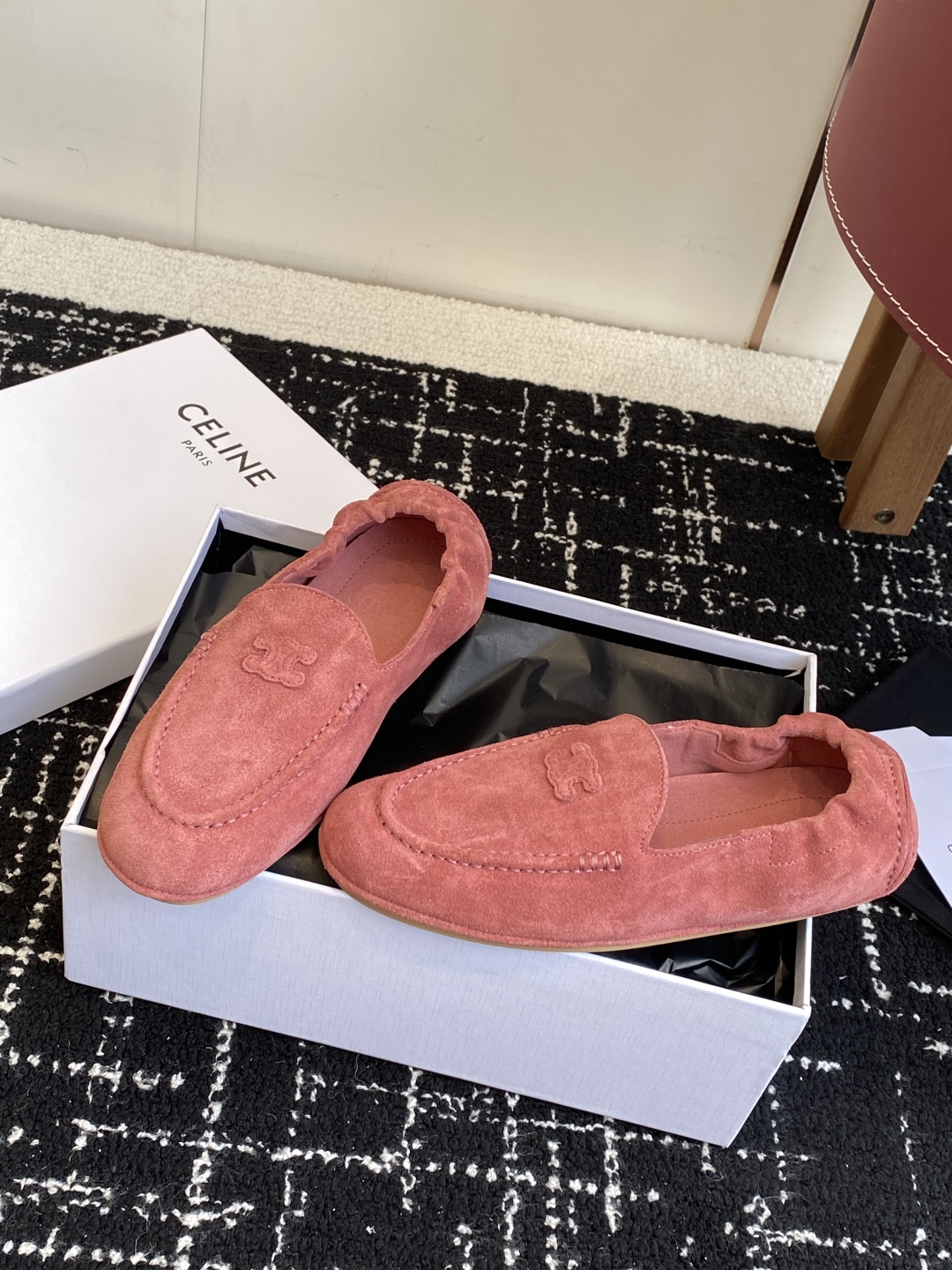 代购级
Celine 25ss 新款 一脚蹬 超级舒适 乐福鞋

今年必须要入手一双celine乐福鞋 