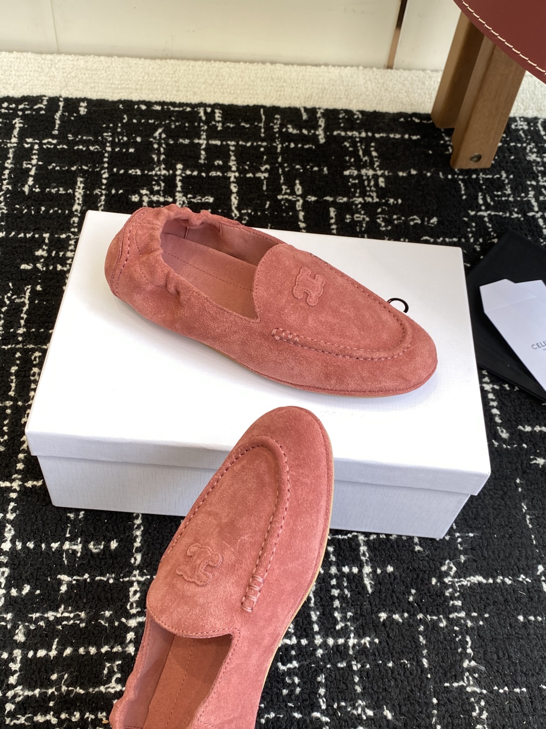 代购级
Celine 25ss 新款 一脚蹬 超级舒适 乐福鞋

今年必须要入手一双celine乐福鞋 