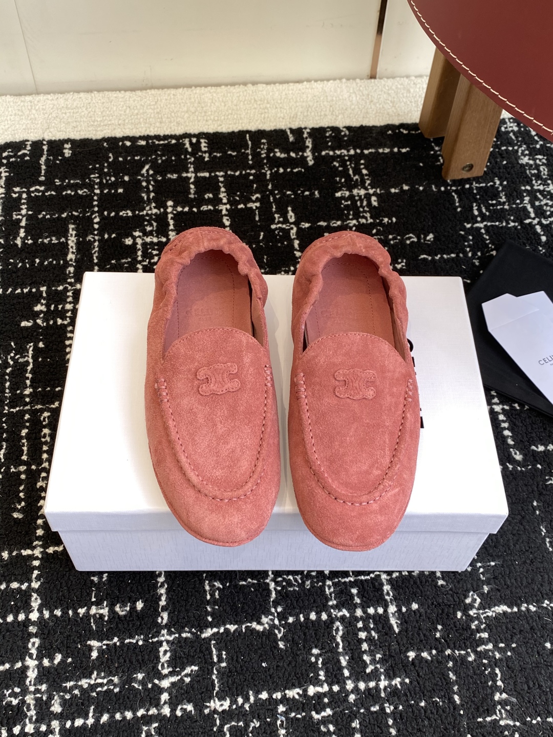 代购级
Celine 25ss 新款 一脚蹬 超级舒适 乐福鞋

今年必须要入手一双celine乐福鞋 