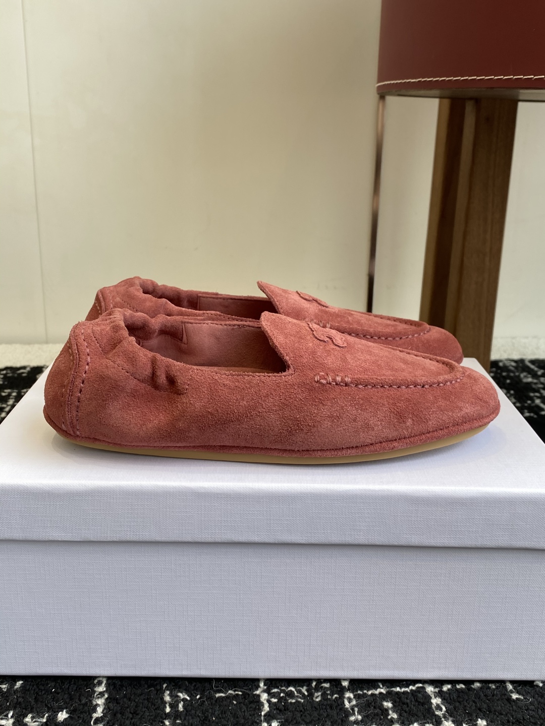 代购级
Celine 25ss 新款 一脚蹬 超级舒适 乐福鞋

今年必须要入手一双celine乐福鞋 