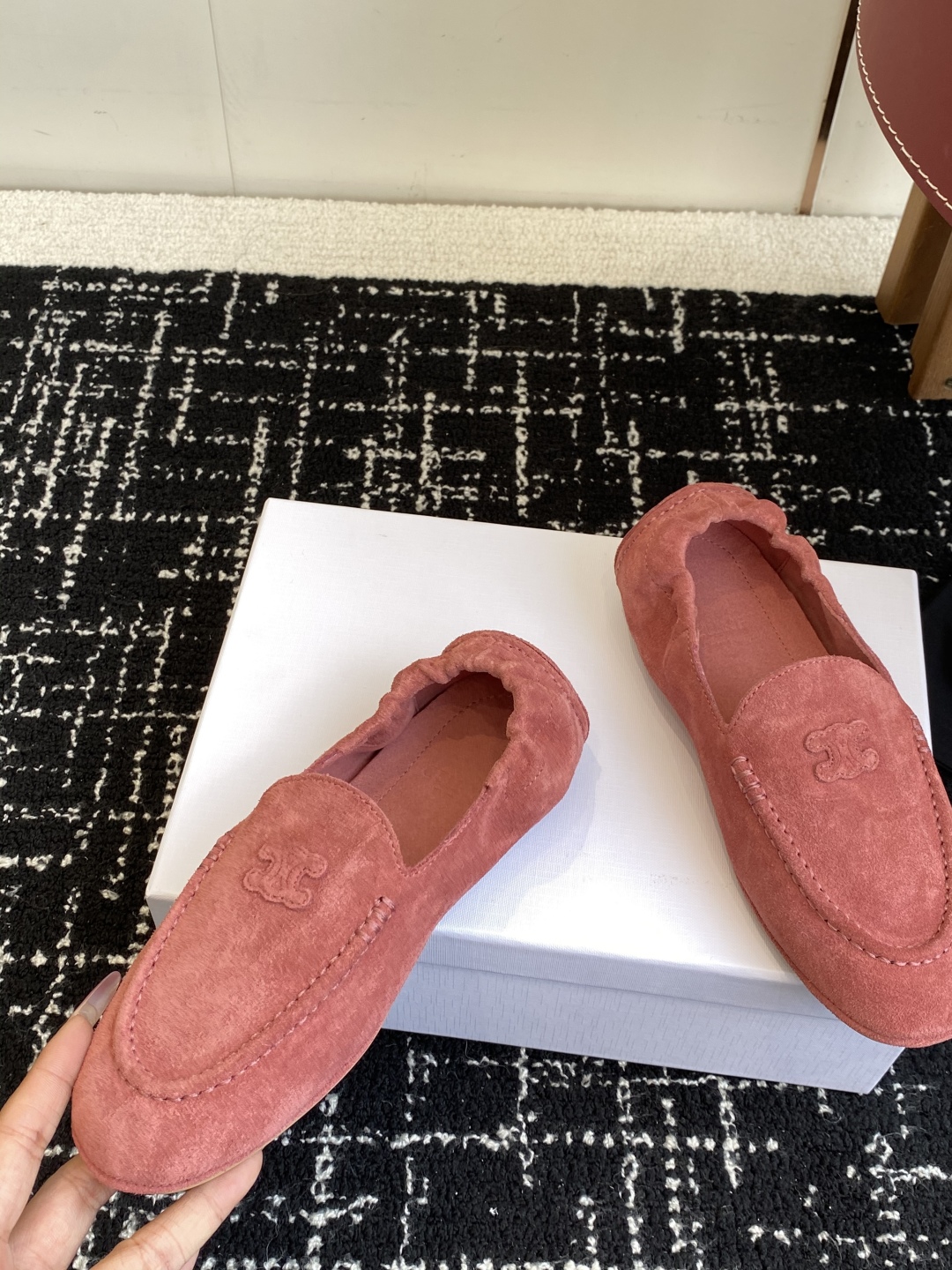 代购级
Celine 25ss 新款 一脚蹬 超级舒适 乐福鞋

今年必须要入手一双celine乐福鞋 