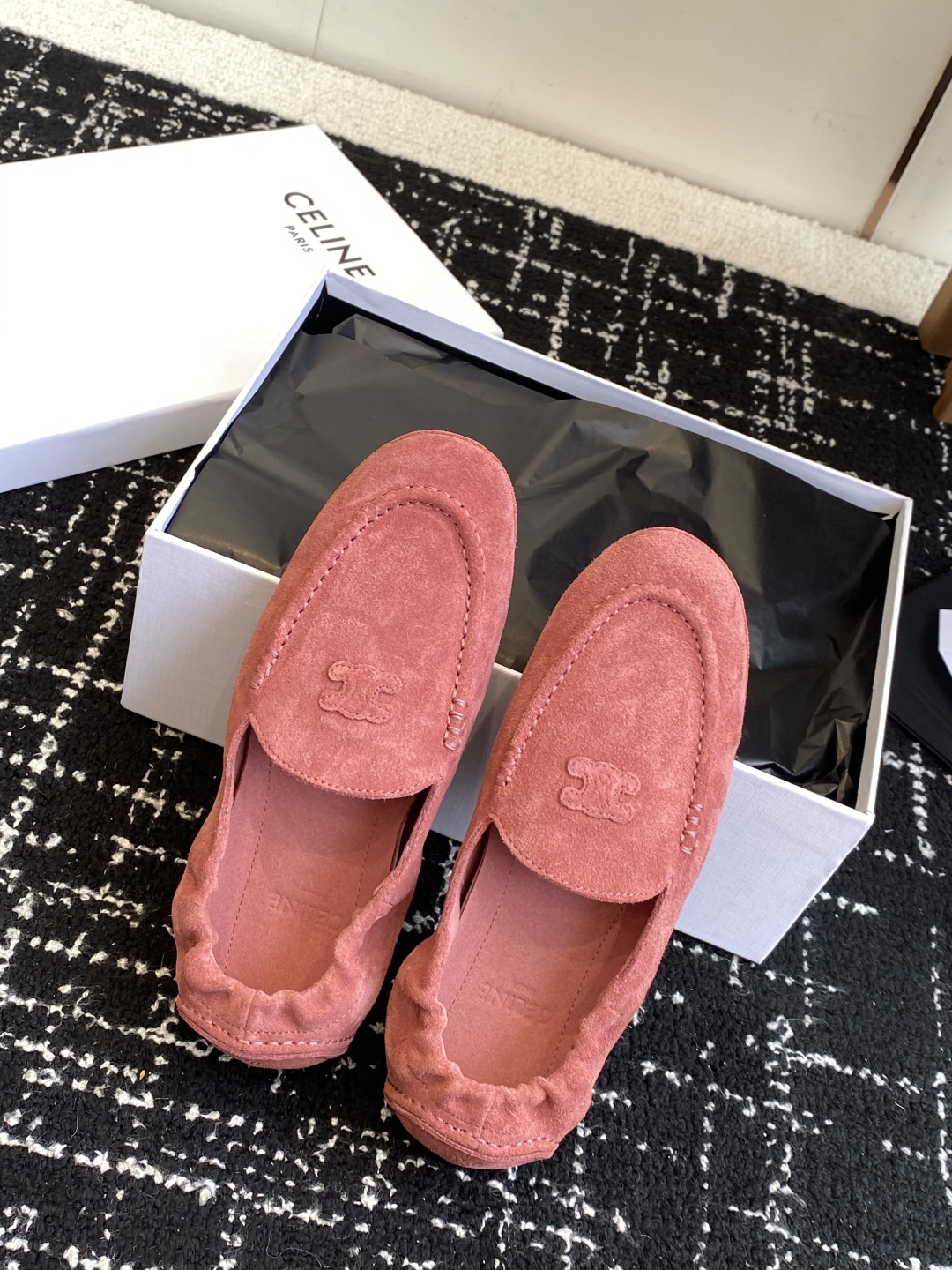 代购级
Celine 25ss 新款 一脚蹬 超级舒适 乐福鞋

今年必须要入手一双celine乐福鞋 