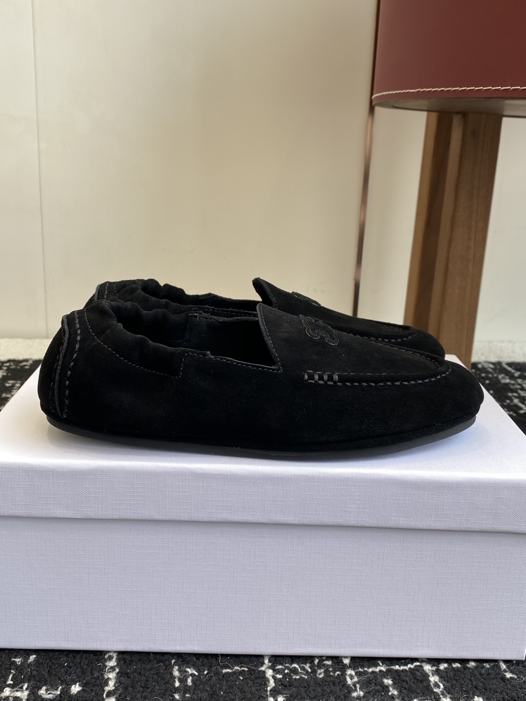 代购级
Celine 25ss 新款 一脚蹬 超级舒适 乐福鞋

今年必须要入手一双celine乐福鞋 