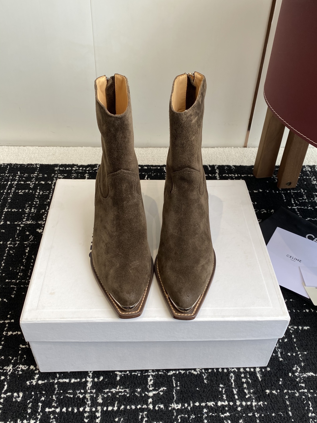 代购级Celine 赛琳 25ss秋冬新品 复古粗跟 切尔西 尖头 铁扣短靴 
塞琳这一季好看的款式真的