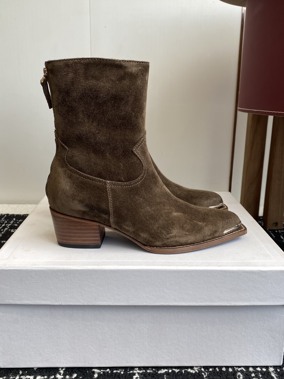 代购级Celine 赛琳 25ss秋冬新品 复古粗跟 切尔西 尖头 铁扣短靴 
塞琳这一季好看的款式真的