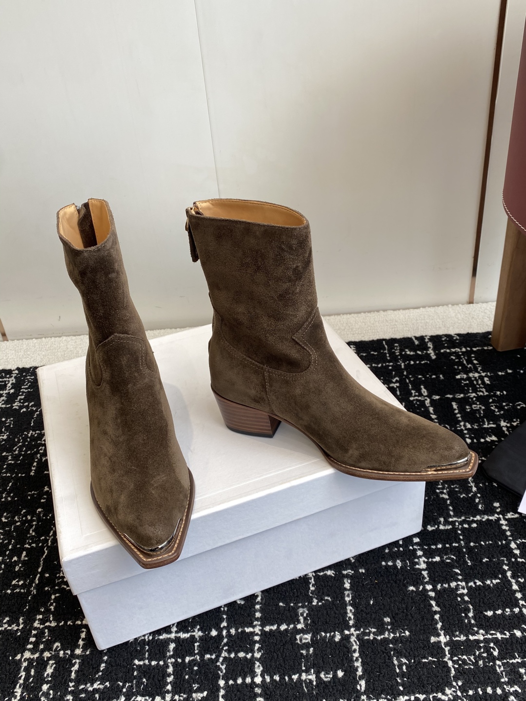 代购级Celine 赛琳 25ss秋冬新品 复古粗跟 切尔西 尖头 铁扣短靴 
塞琳这一季好看的款式真的