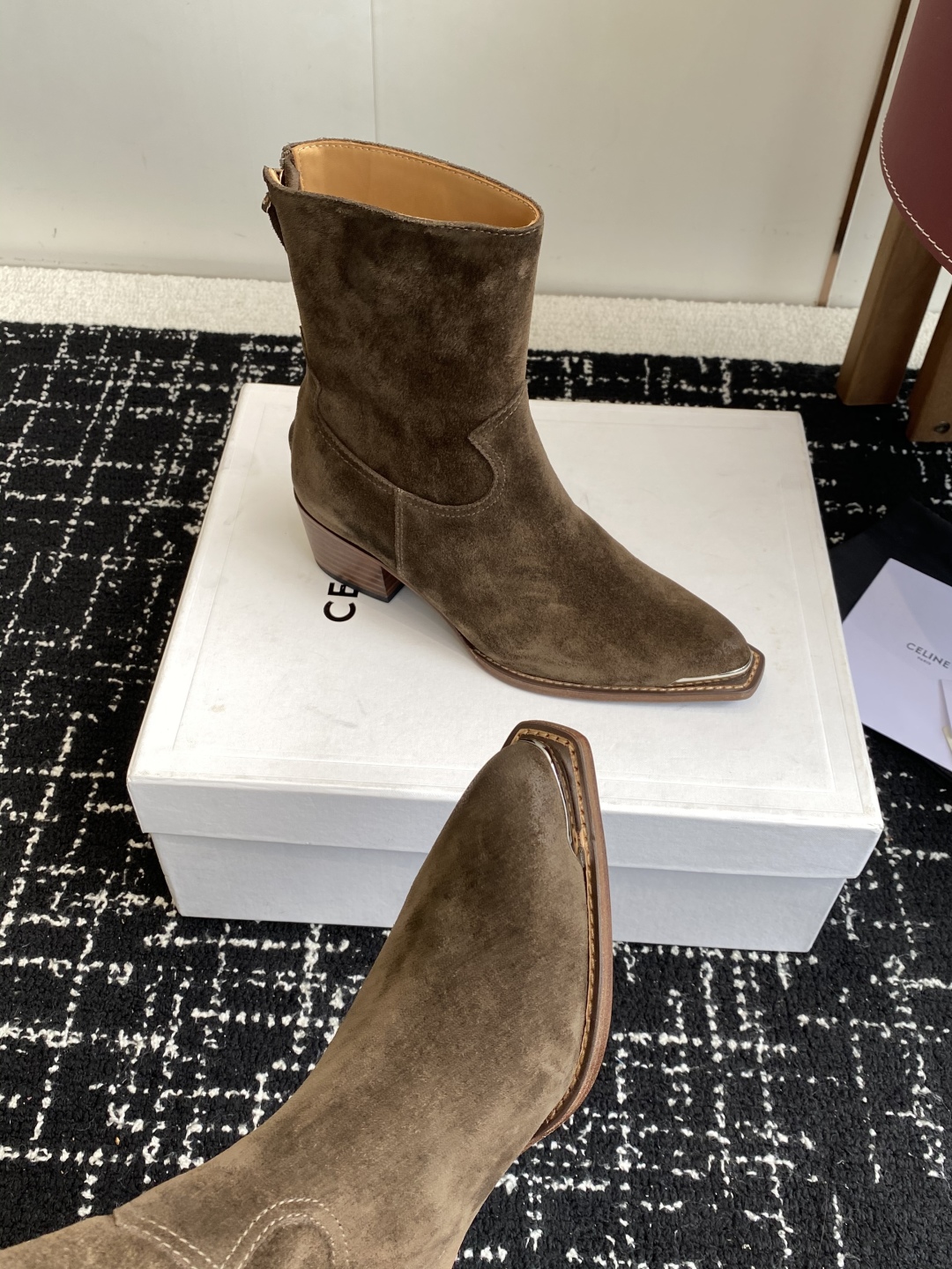 代购级Celine 赛琳 25ss秋冬新品 复古粗跟 切尔西 尖头 铁扣短靴 
塞琳这一季好看的款式真的