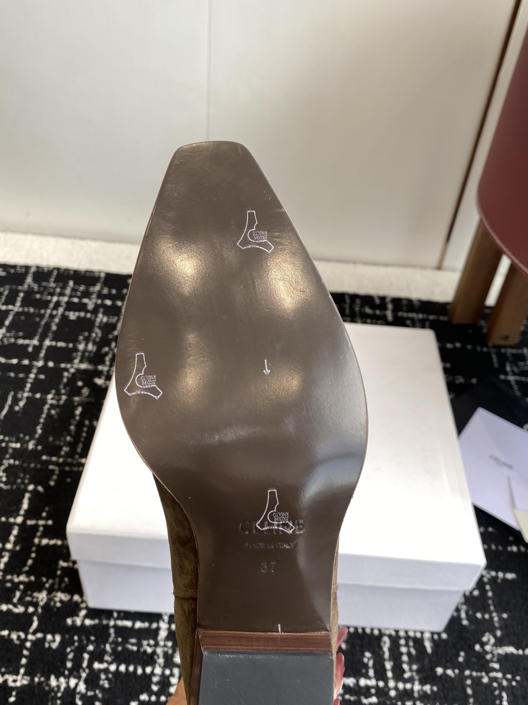 代购级Celine 赛琳 25ss秋冬新品 复古粗跟 切尔西 尖头 铁扣短靴 
塞琳这一季好看的款式真的