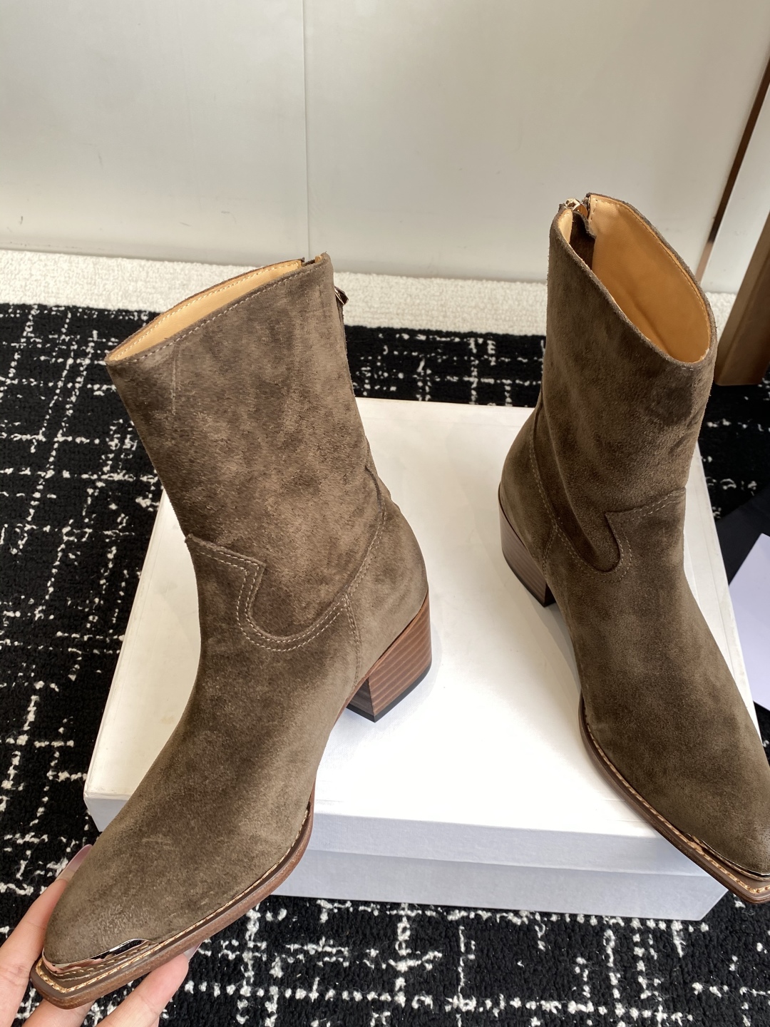 代购级Celine 赛琳 25ss秋冬新品 复古粗跟 切尔西 尖头 铁扣短靴 
塞琳这一季好看的款式真的