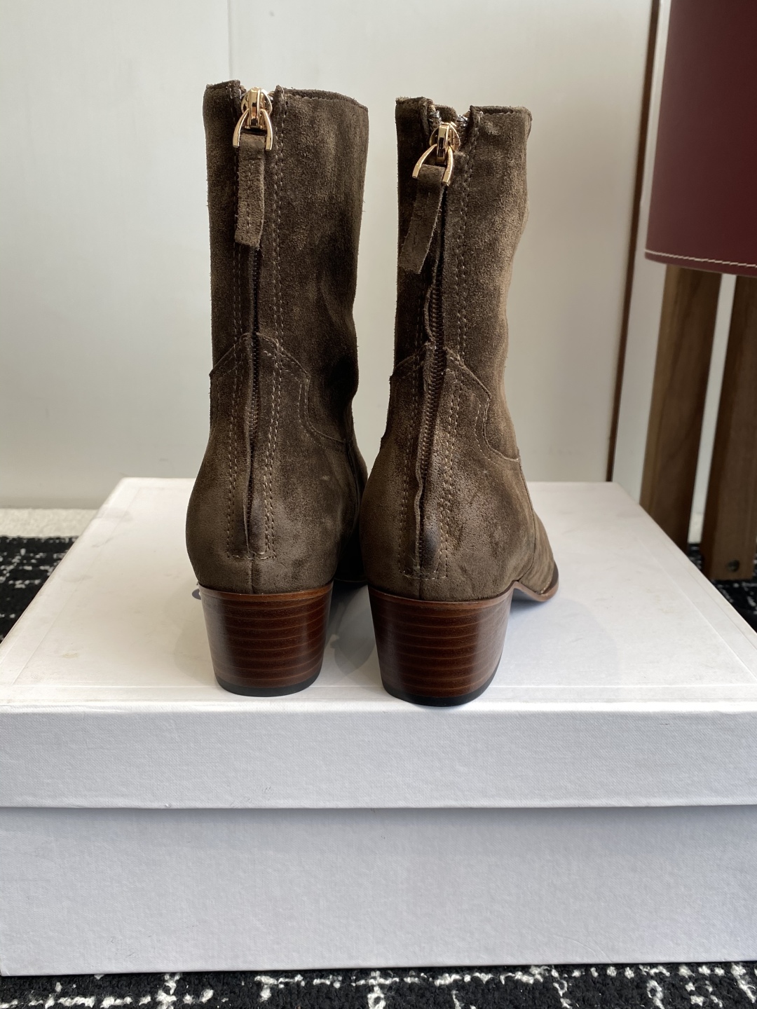 代购级Celine 赛琳 25ss秋冬新品 复古粗跟 切尔西 尖头 铁扣短靴 
塞琳这一季好看的款式真的