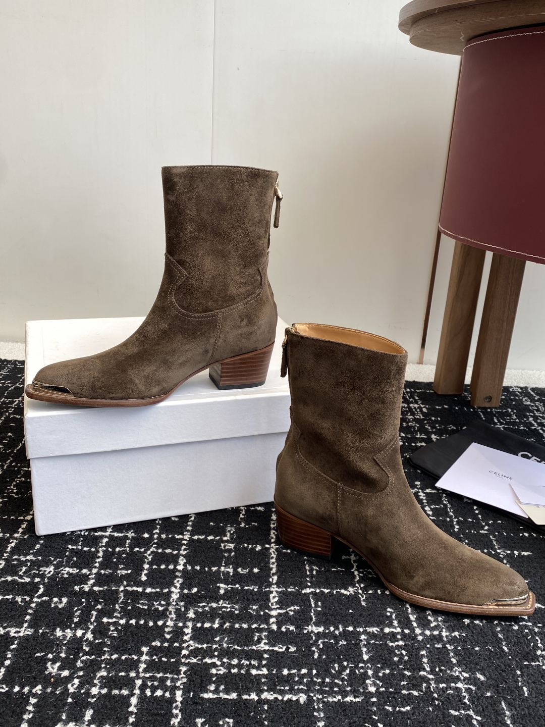 代购级Celine 赛琳 25ss秋冬新品 复古粗跟 切尔西 尖头 铁扣短靴 
塞琳这一季好看的款式真的