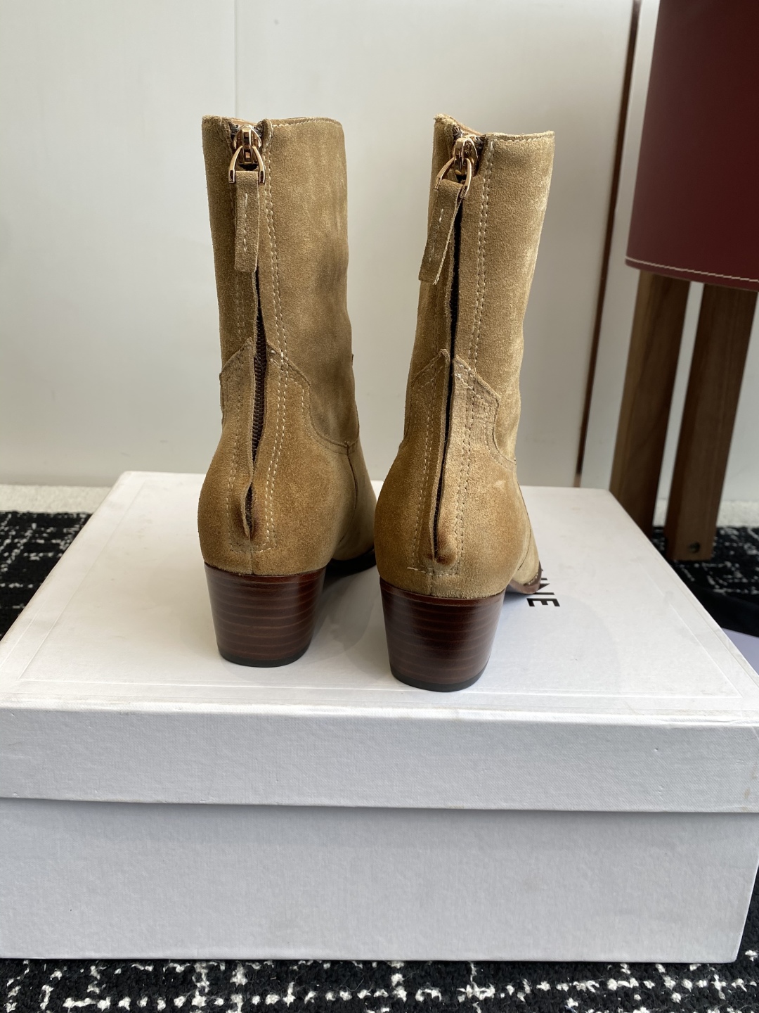代购级Celine 赛琳 25ss秋冬新品 复古粗跟 切尔西 尖头 铁扣短靴 
塞琳这一季好看的款式真的