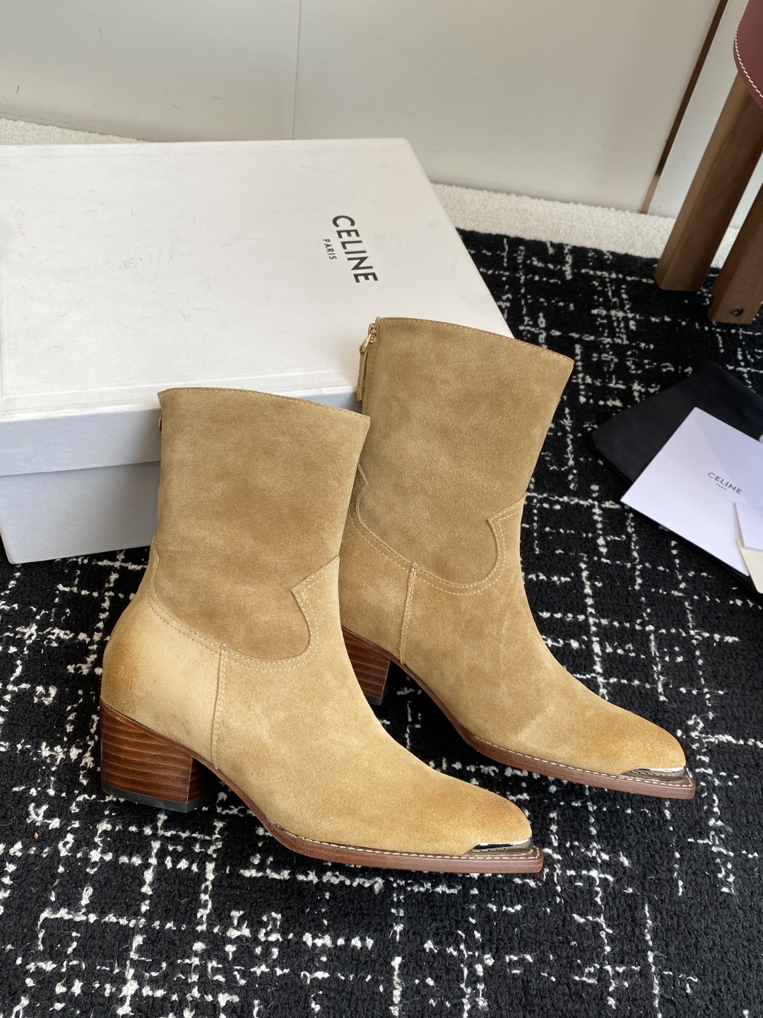 代购级Celine 赛琳 25ss秋冬新品 复古粗跟 切尔西 尖头 铁扣短靴 
塞琳这一季好看的款式真的