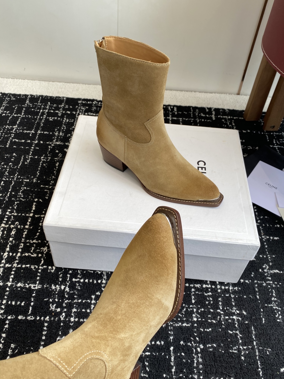 代购级Celine 赛琳 25ss秋冬新品 复古粗跟 切尔西 尖头 铁扣短靴 
塞琳这一季好看的款式真的