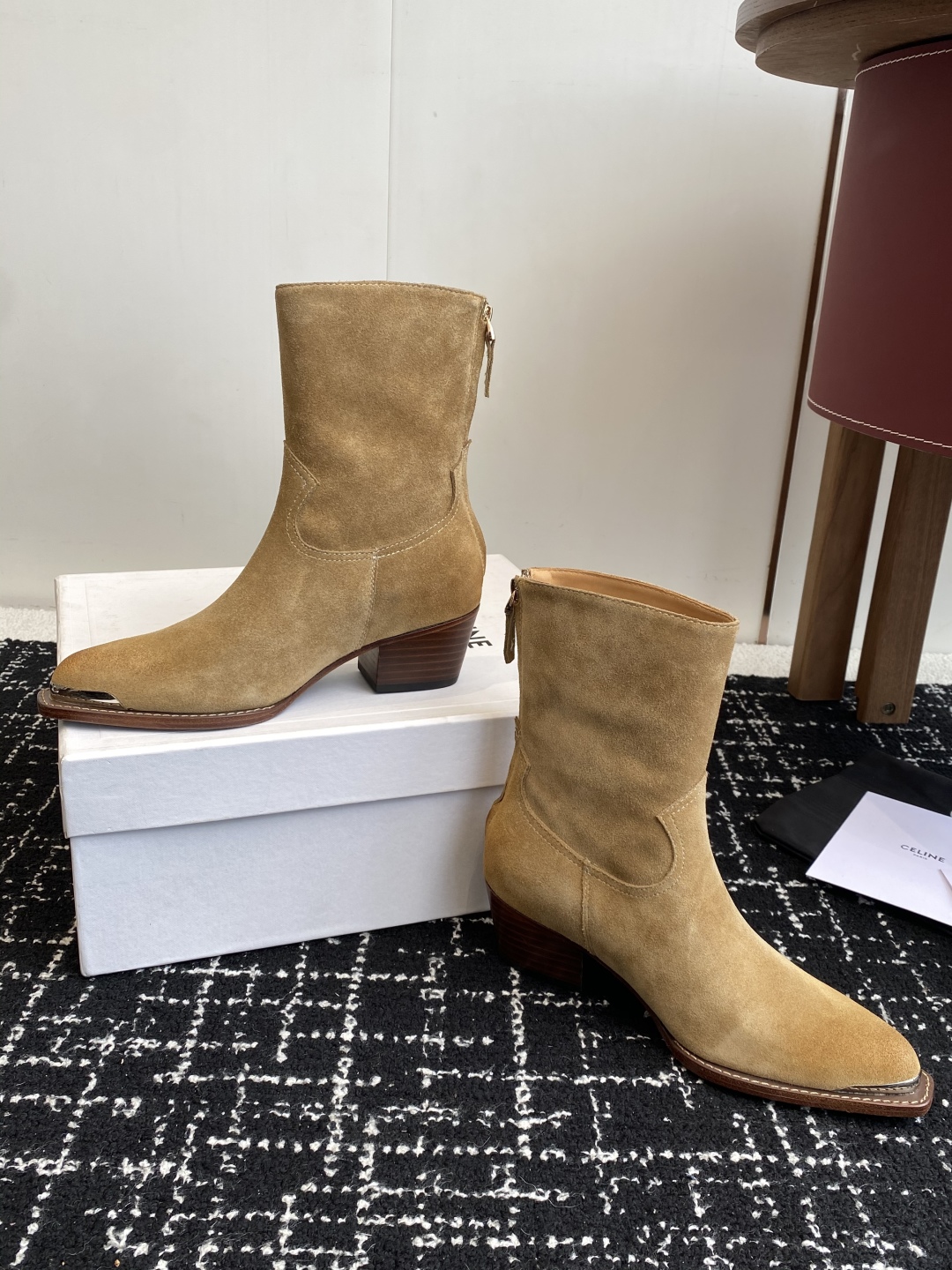 代购级Celine 赛琳 25ss秋冬新品 复古粗跟 切尔西 尖头 铁扣短靴 
塞琳这一季好看的款式真的