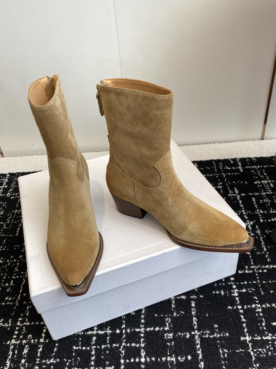 代购级Celine 赛琳 25ss秋冬新品 复古粗跟 切尔西 尖头 铁扣短靴 
塞琳这一季好看的款式真的