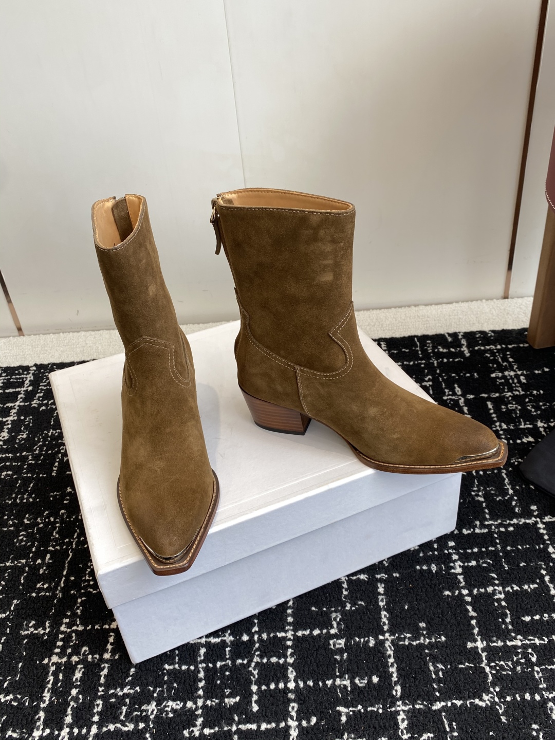 代购级Celine 赛琳 25ss秋冬新品 复古粗跟 切尔西 尖头 铁扣短靴 
塞琳这一季好看的款式真的