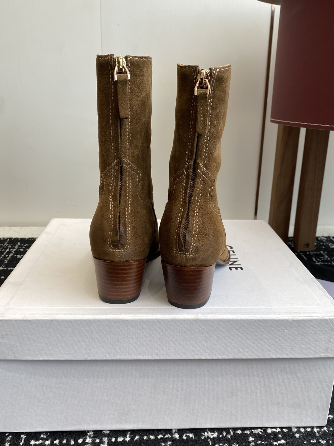代购级Celine 赛琳 25ss秋冬新品 复古粗跟 切尔西 尖头 铁扣短靴 
塞琳这一季好看的款式真的