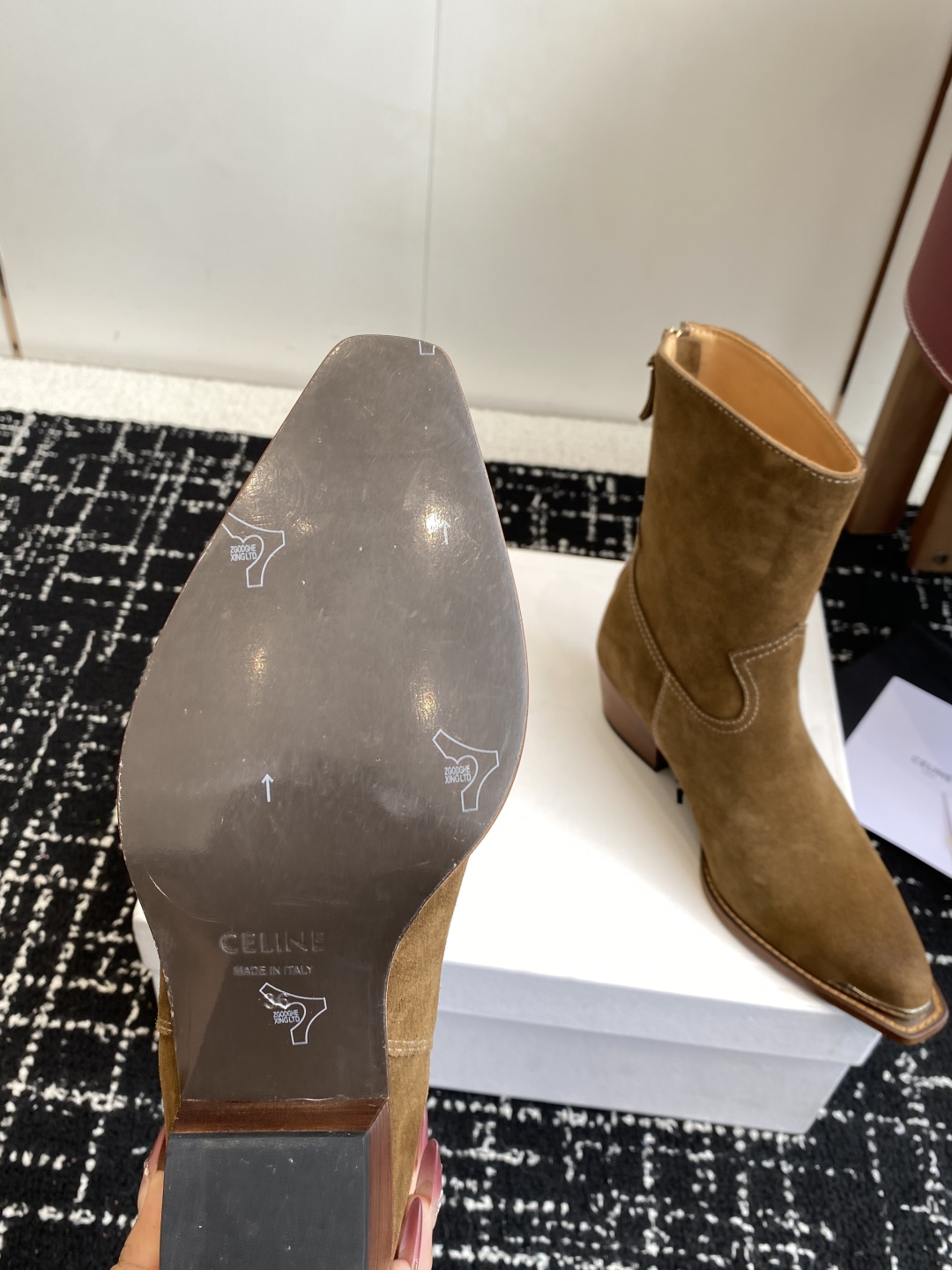 代购级Celine 赛琳 25ss秋冬新品 复古粗跟 切尔西 尖头 铁扣短靴 
塞琳这一季好看的款式真的