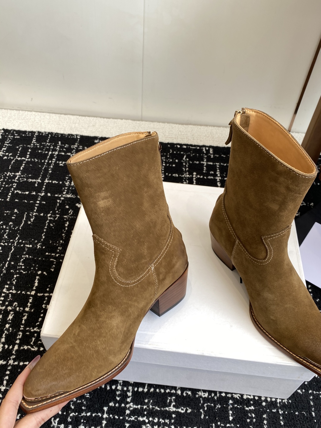 代购级Celine 赛琳 25ss秋冬新品 复古粗跟 切尔西 尖头 铁扣短靴 
塞琳这一季好看的款式真的