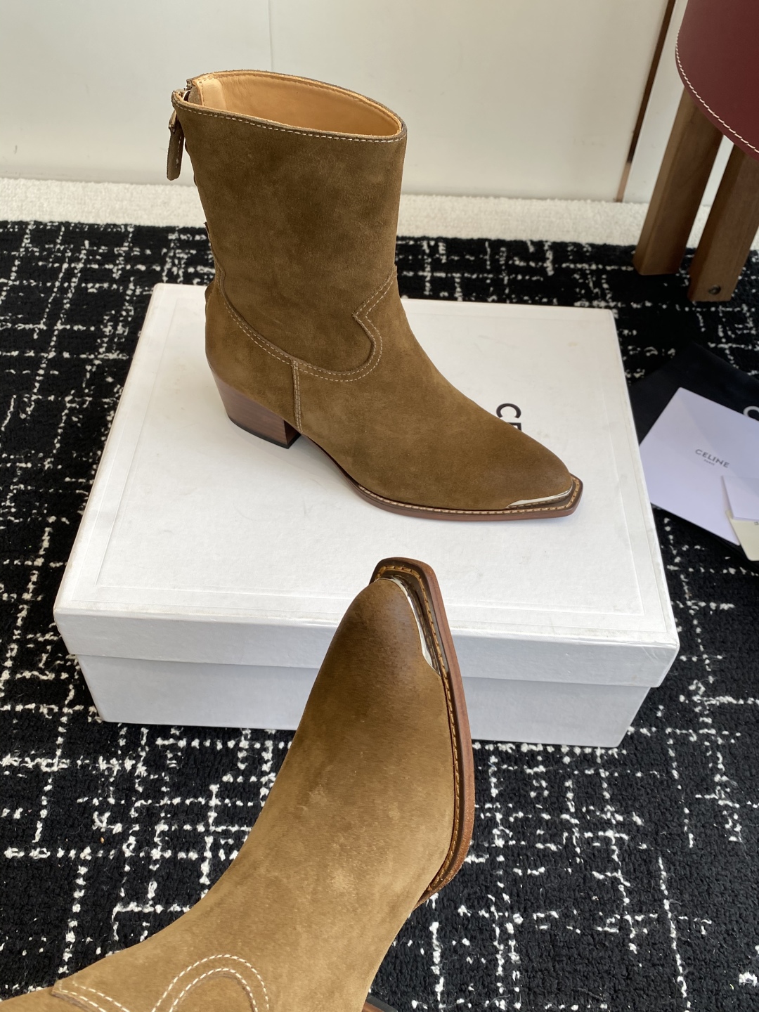 代购级Celine 赛琳 25ss秋冬新品 复古粗跟 切尔西 尖头 铁扣短靴 
塞琳这一季好看的款式真的
