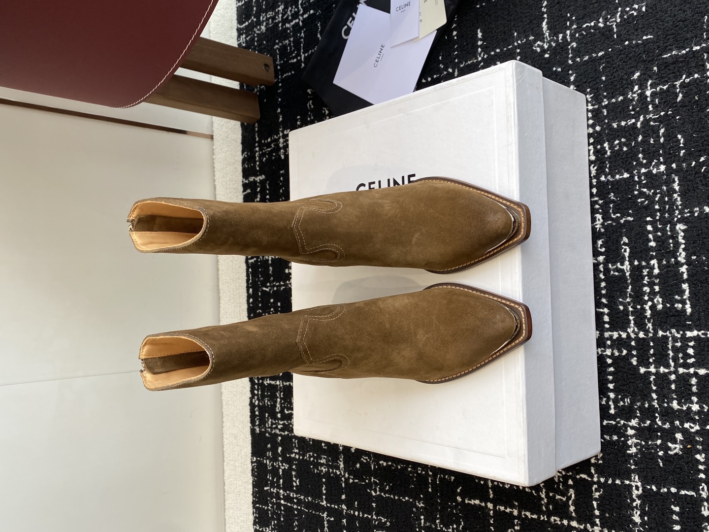 代购级Celine 赛琳 25ss秋冬新品 复古粗跟 切尔西 尖头 铁扣短靴 
塞琳这一季好看的款式真的