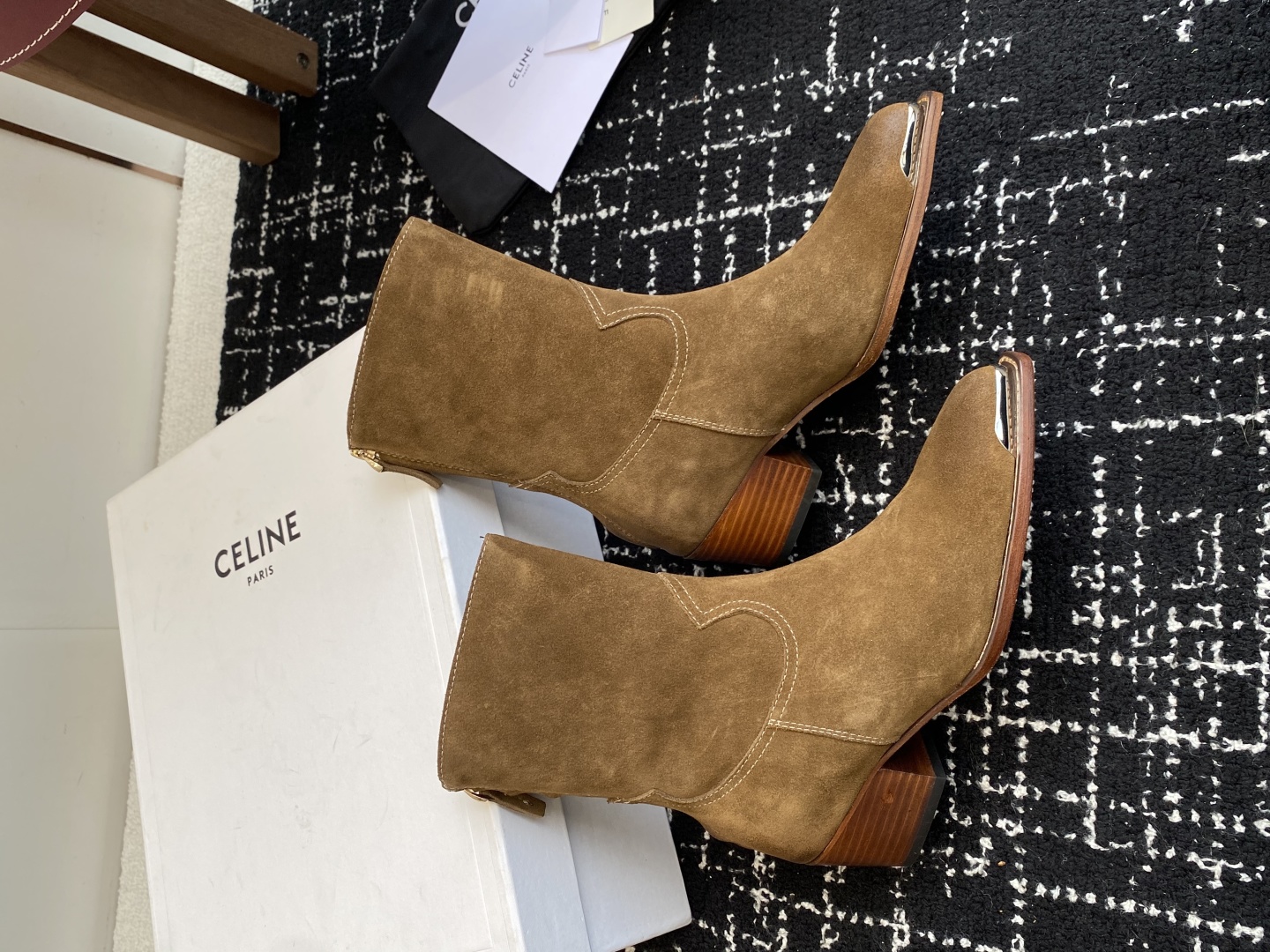 代购级Celine 赛琳 25ss秋冬新品 复古粗跟 切尔西 尖头 铁扣短靴 
塞琳这一季好看的款式真的