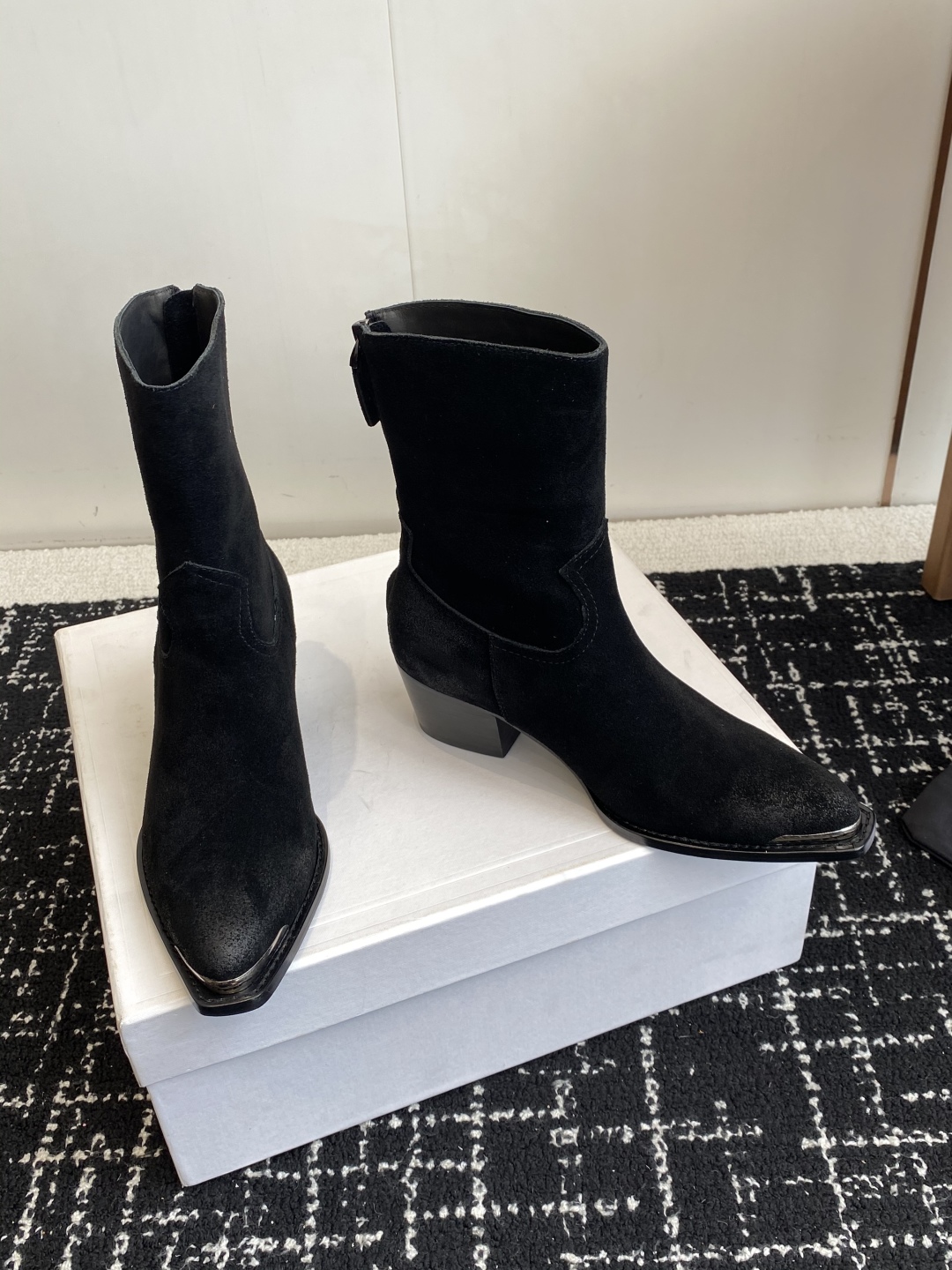 代购级Celine 赛琳 25ss秋冬新品 复古粗跟 切尔西 尖头 铁扣短靴 
塞琳这一季好看的款式真的