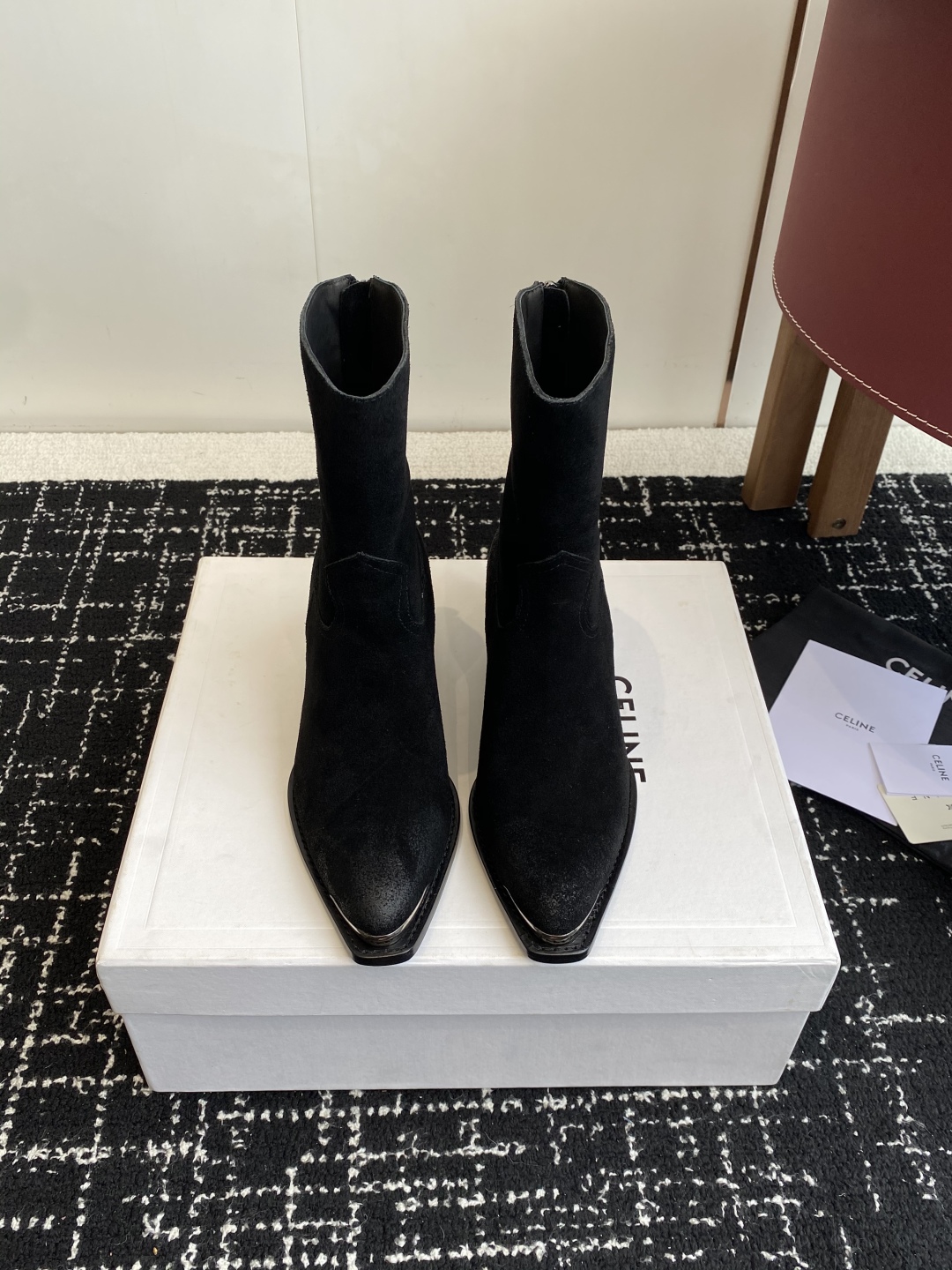 代购级Celine 赛琳 25ss秋冬新品 复古粗跟 切尔西 尖头 铁扣短靴 
塞琳这一季好看的款式真的