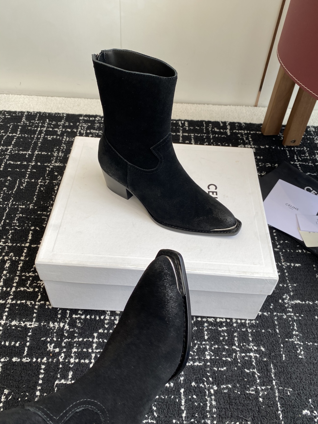 代购级Celine 赛琳 25ss秋冬新品 复古粗跟 切尔西 尖头 铁扣短靴 
塞琳这一季好看的款式真的