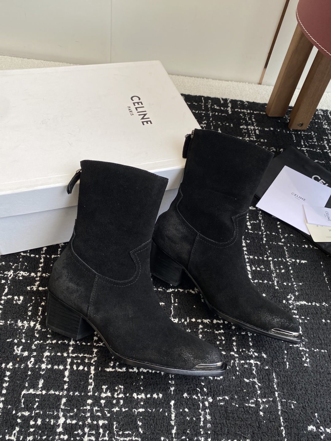 代购级Celine 赛琳 25ss秋冬新品 复古粗跟 切尔西 尖头 铁扣短靴 
塞琳这一季好看的款式真的