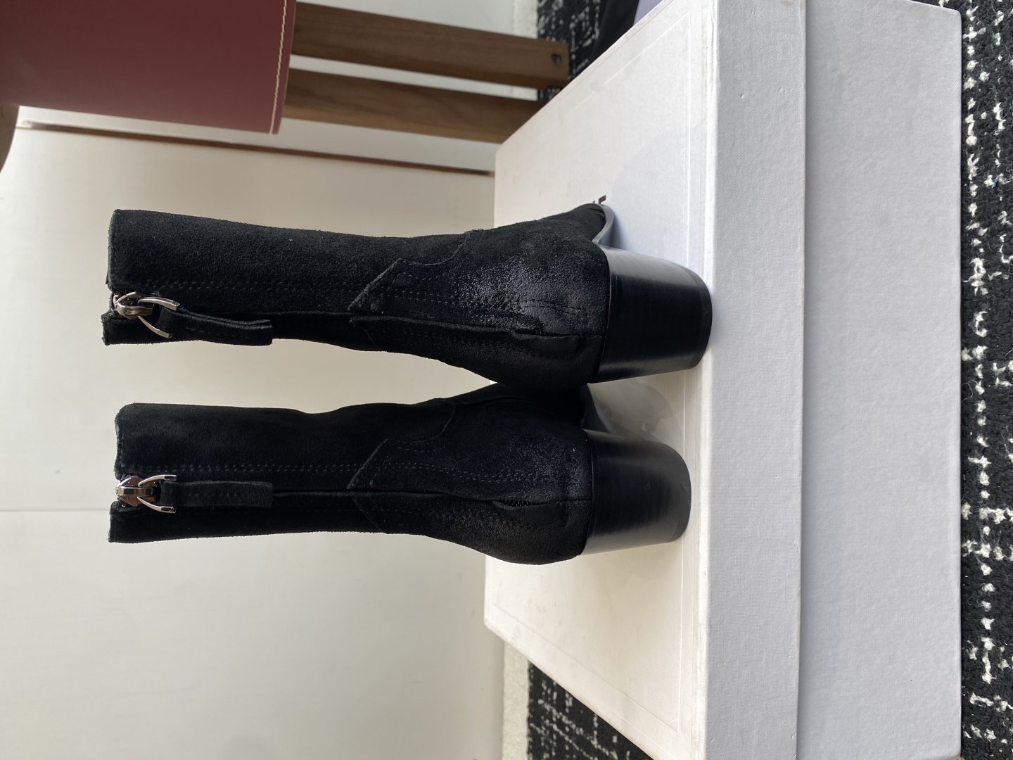 代购级Celine 赛琳 25ss秋冬新品 复古粗跟 切尔西 尖头 铁扣短靴 
塞琳这一季好看的款式真的