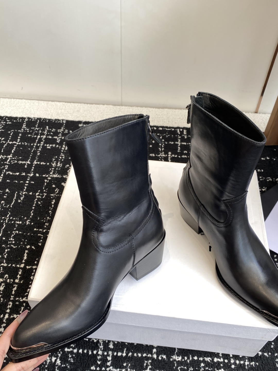 代购级Celine 赛琳 25ss秋冬新品 复古粗跟 切尔西 尖头 铁扣短靴 
塞琳这一季好看的款式真的
