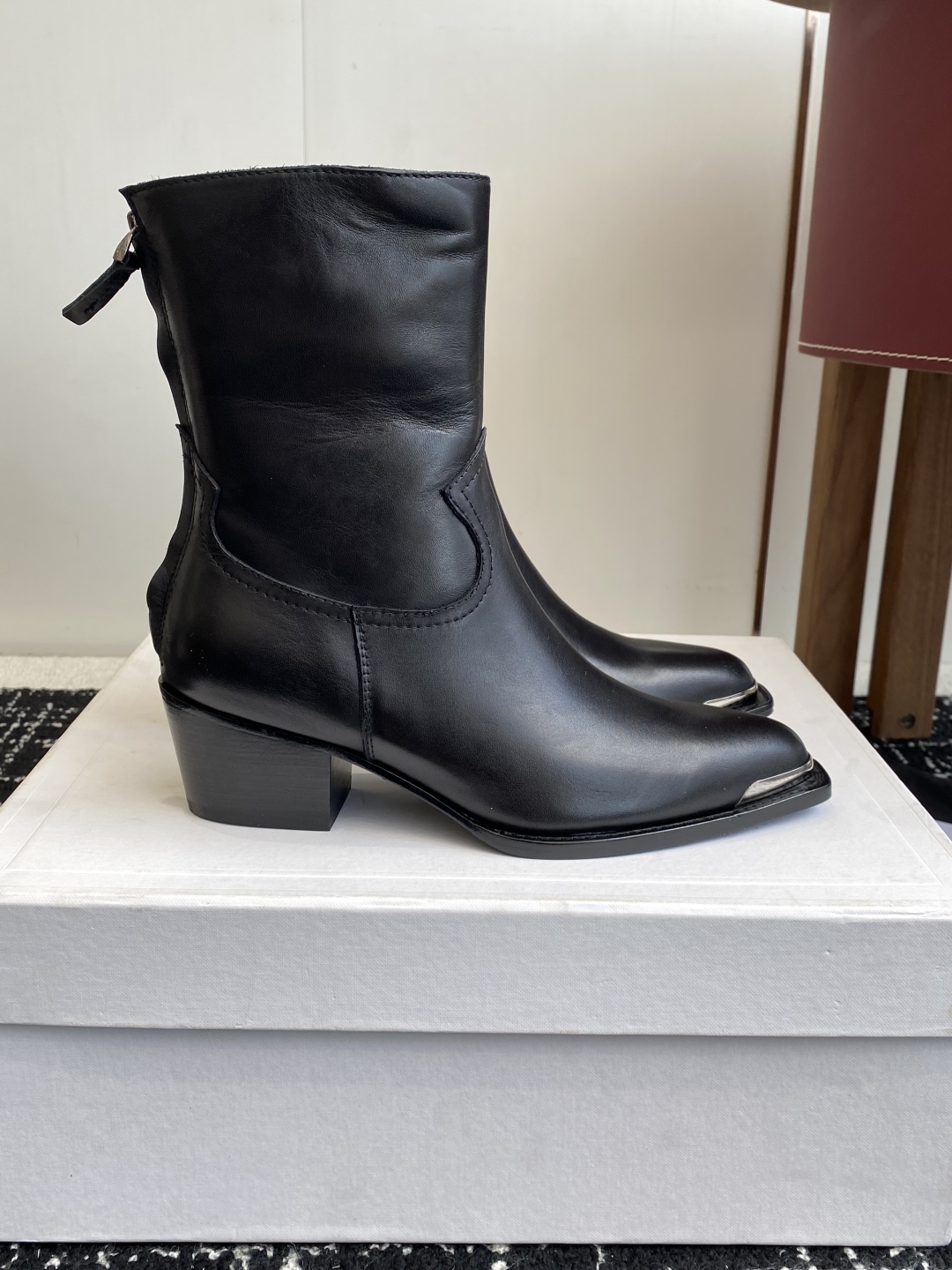 代购级Celine 赛琳 25ss秋冬新品 复古粗跟 切尔西 尖头 铁扣短靴 
塞琳这一季好看的款式真的