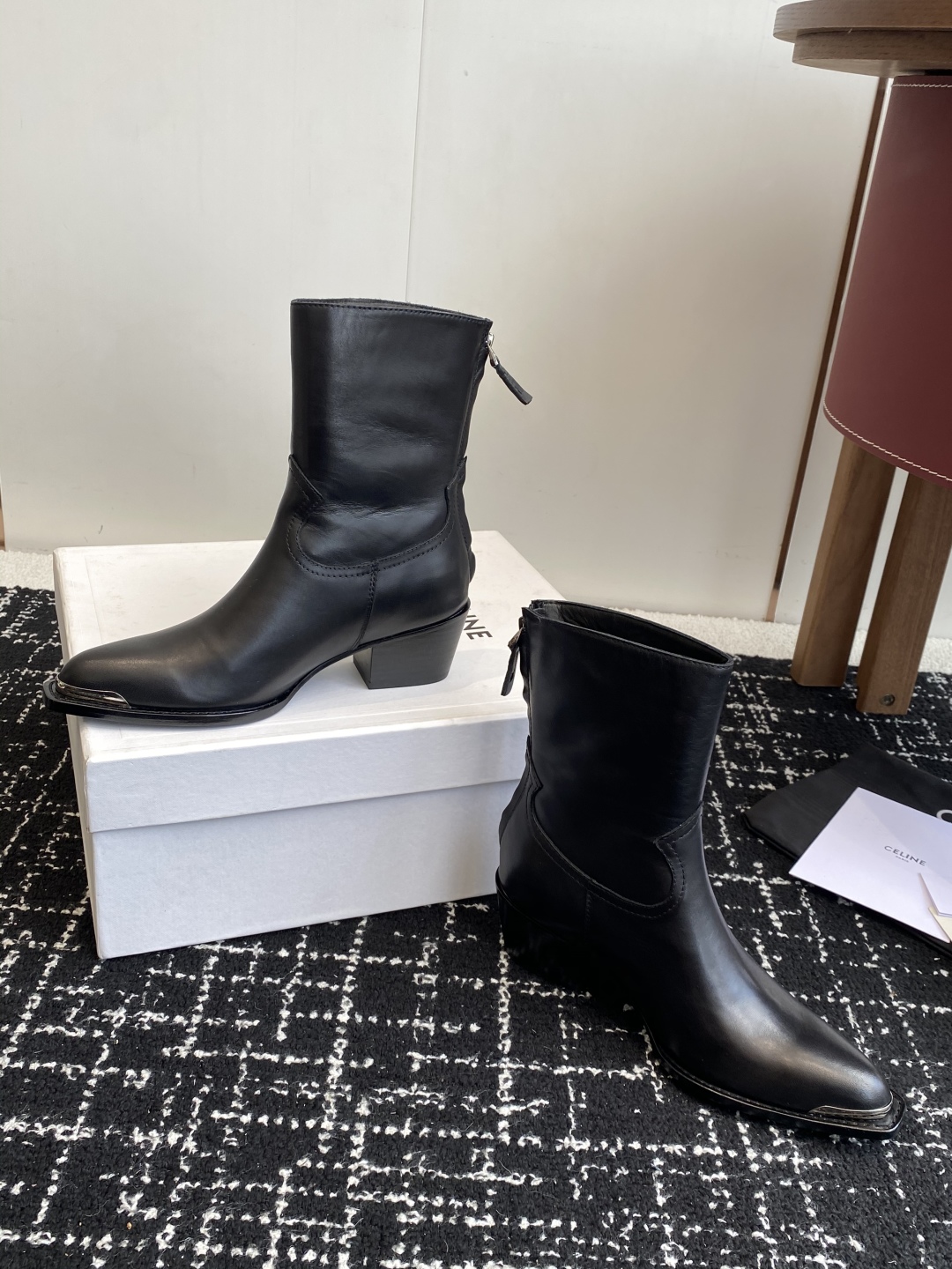 代购级Celine 赛琳 25ss秋冬新品 复古粗跟 切尔西 尖头 铁扣短靴 
塞琳这一季好看的款式真的