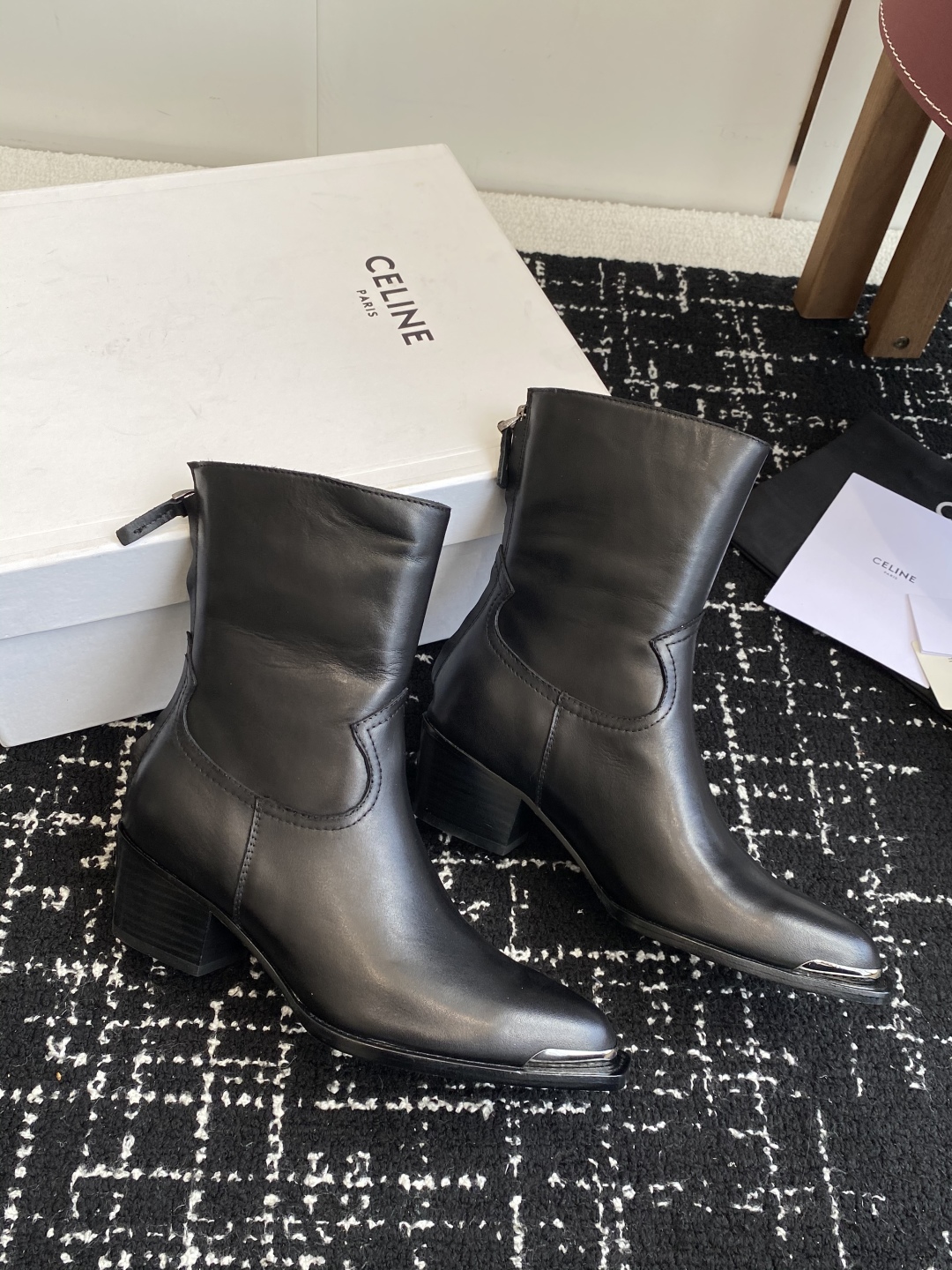 代购级Celine 赛琳 25ss秋冬新品 复古粗跟 切尔西 尖头 铁扣短靴 
塞琳这一季好看的款式真的