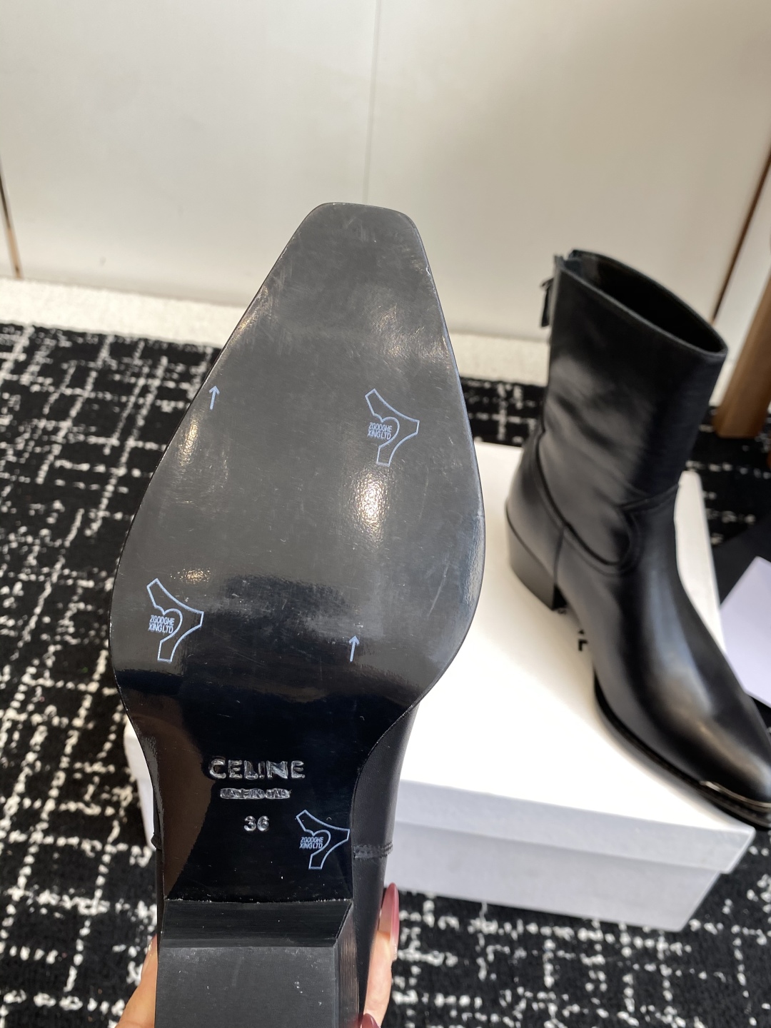 代购级Celine 赛琳 25ss秋冬新品 复古粗跟 切尔西 尖头 铁扣短靴 
塞琳这一季好看的款式真的