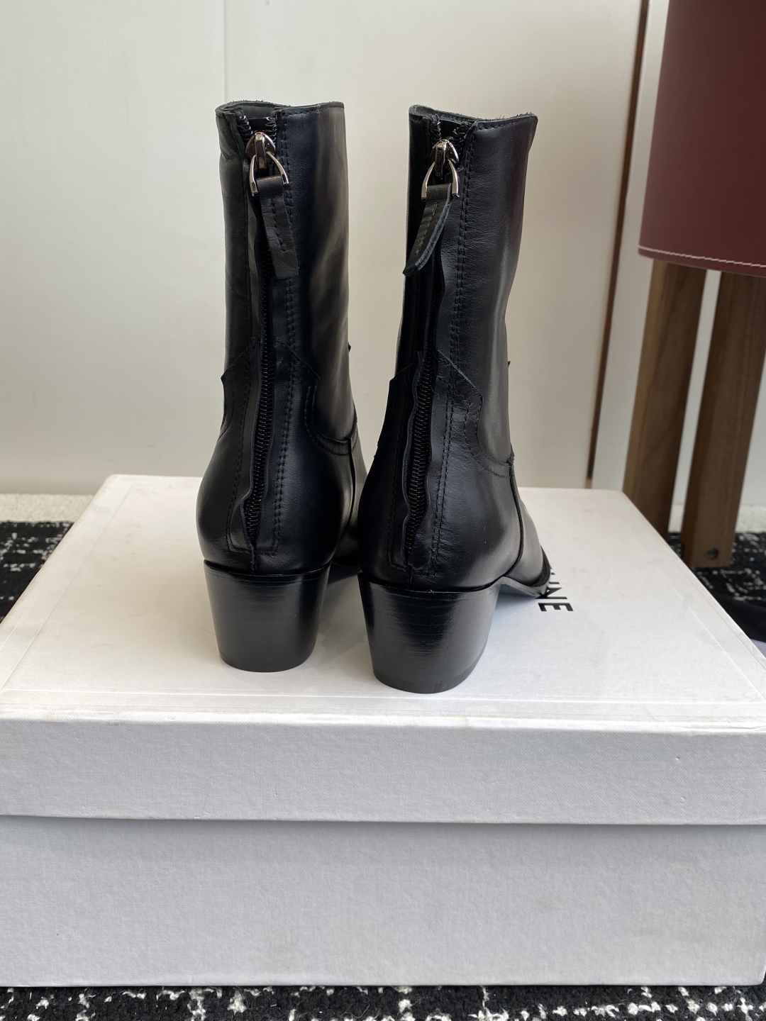 代购级Celine 赛琳 25ss秋冬新品 复古粗跟 切尔西 尖头 铁扣短靴 
塞琳这一季好看的款式真的