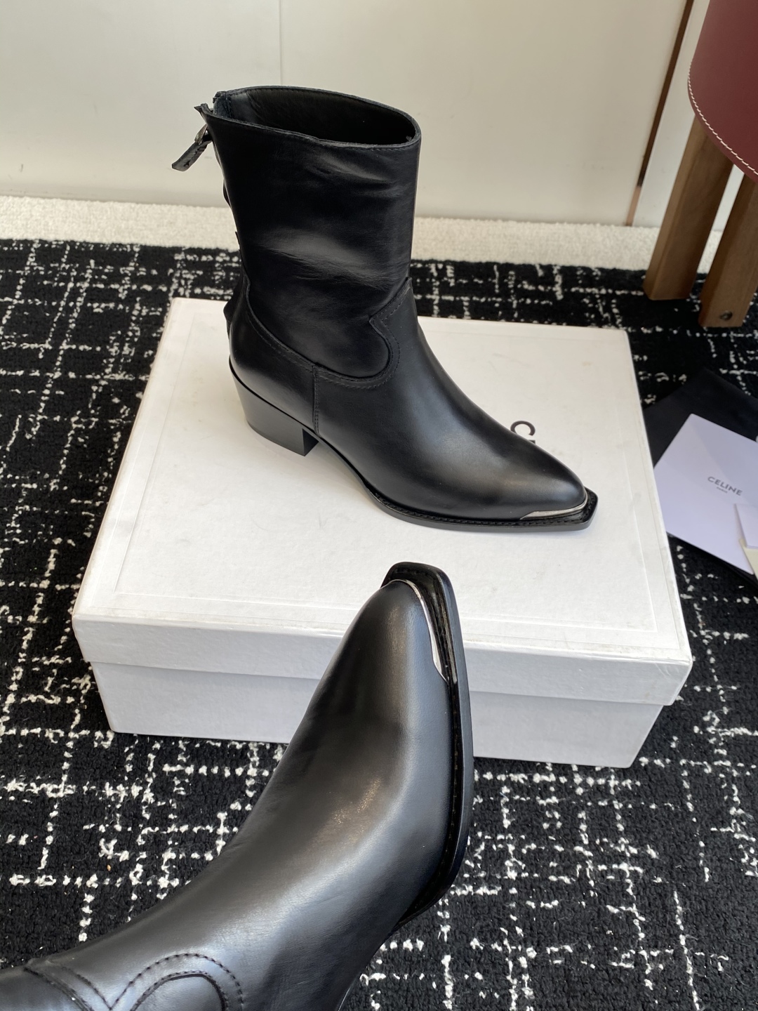 代购级Celine 赛琳 25ss秋冬新品 复古粗跟 切尔西 尖头 铁扣短靴 
塞琳这一季好看的款式真的