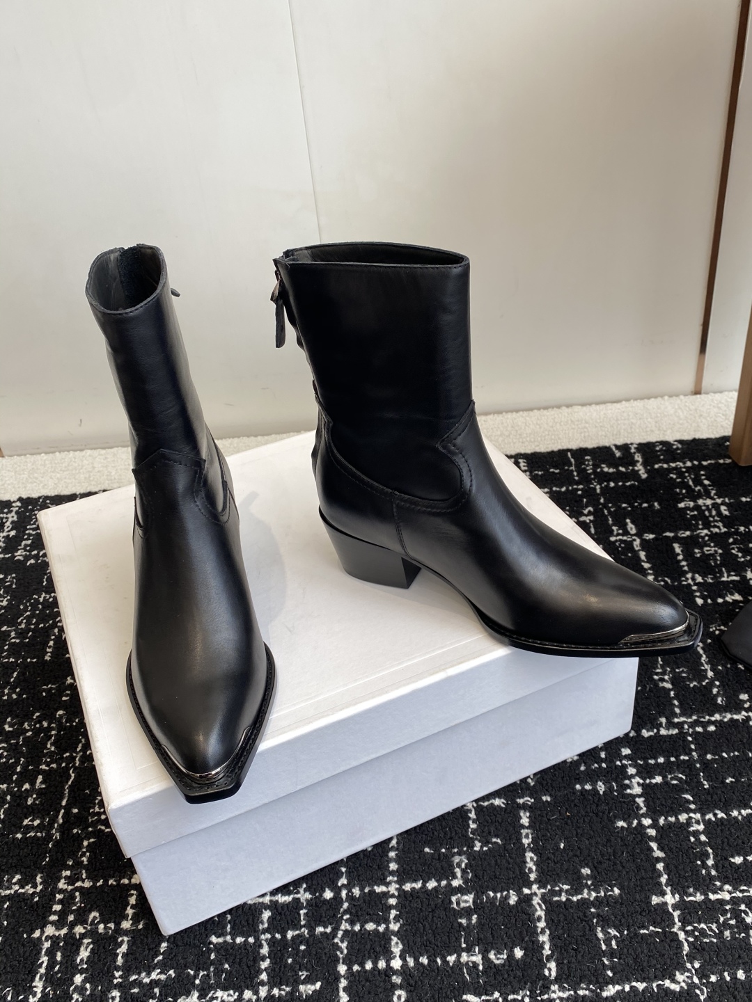 代购级Celine 赛琳 25ss秋冬新品 复古粗跟 切尔西 尖头 铁扣短靴 
塞琳这一季好看的款式真的